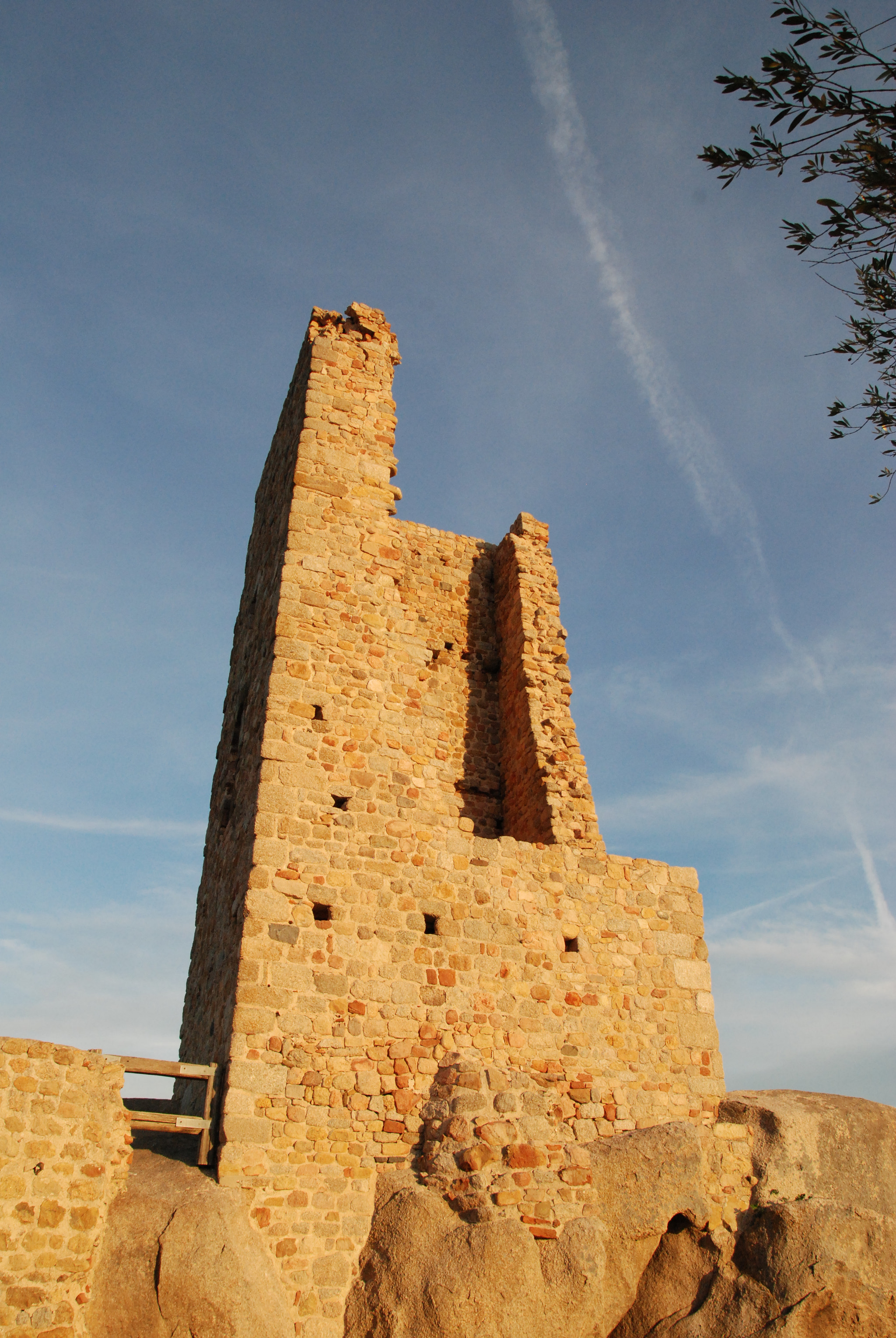 Sigma 17-70mm F2.8-4 DC Macro OS HSM sample photo. Castello di pedres photography