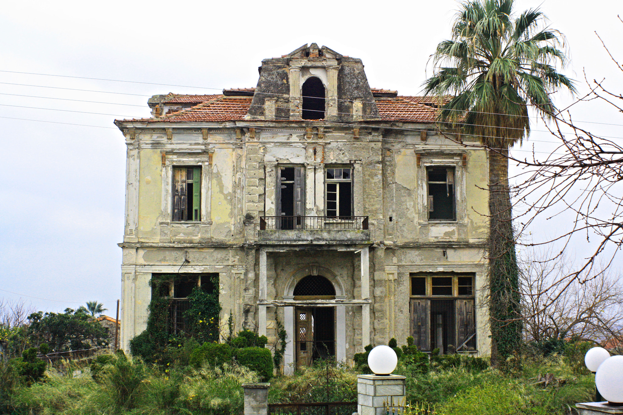 Canon EF 28-80mm f/3.5-5.6 sample photo. Abandoned beauty photography