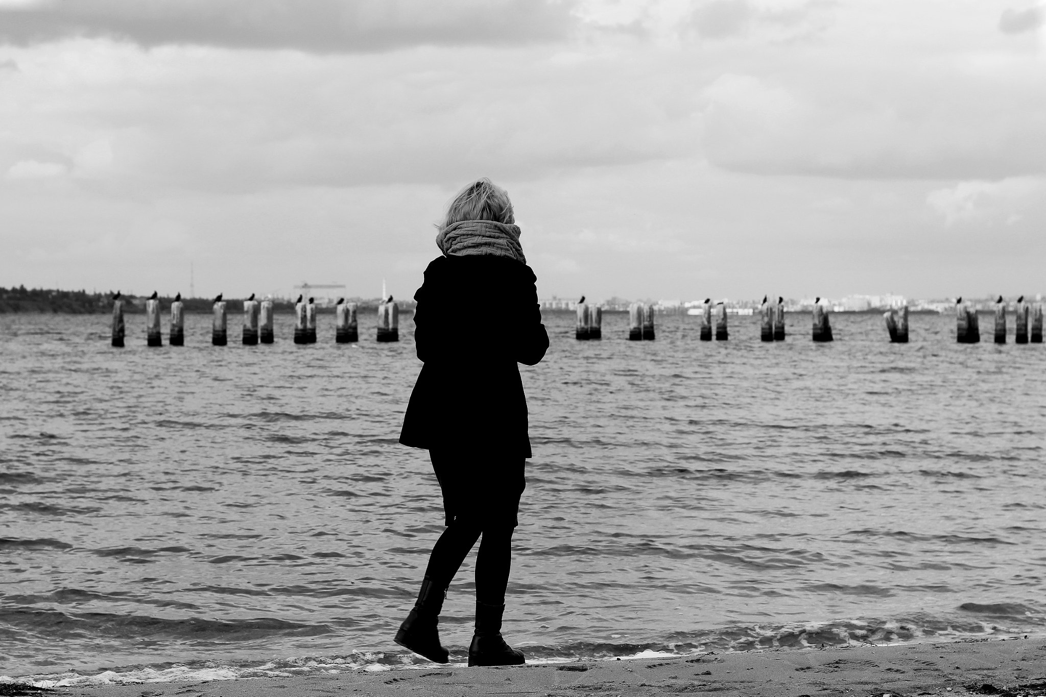 Canon EOS 1300D (EOS Rebel T6 / EOS Kiss X80) + Canon EF 50mm F1.8 II sample photo. Old pier photography