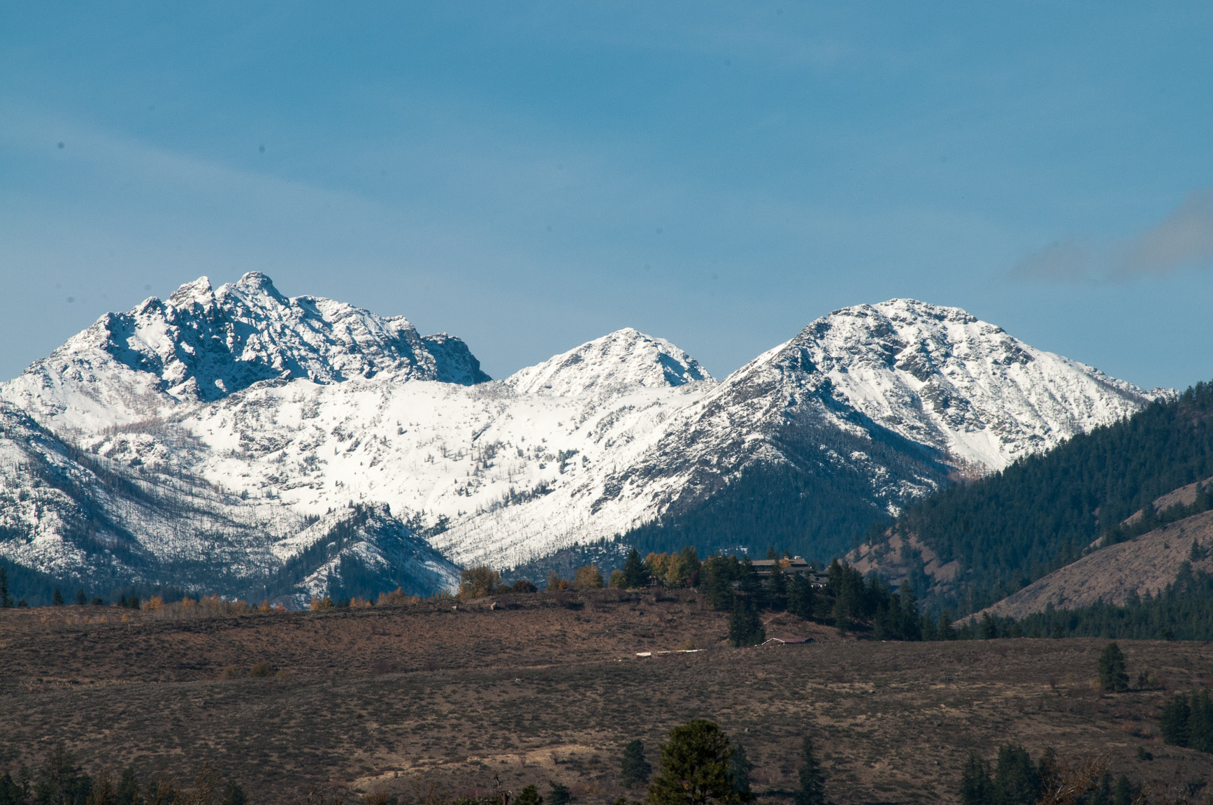 Nikon D300 + AF Nikkor 70-210mm f/4-5.6D sample photo. Sun mt. lodge and mountains photography