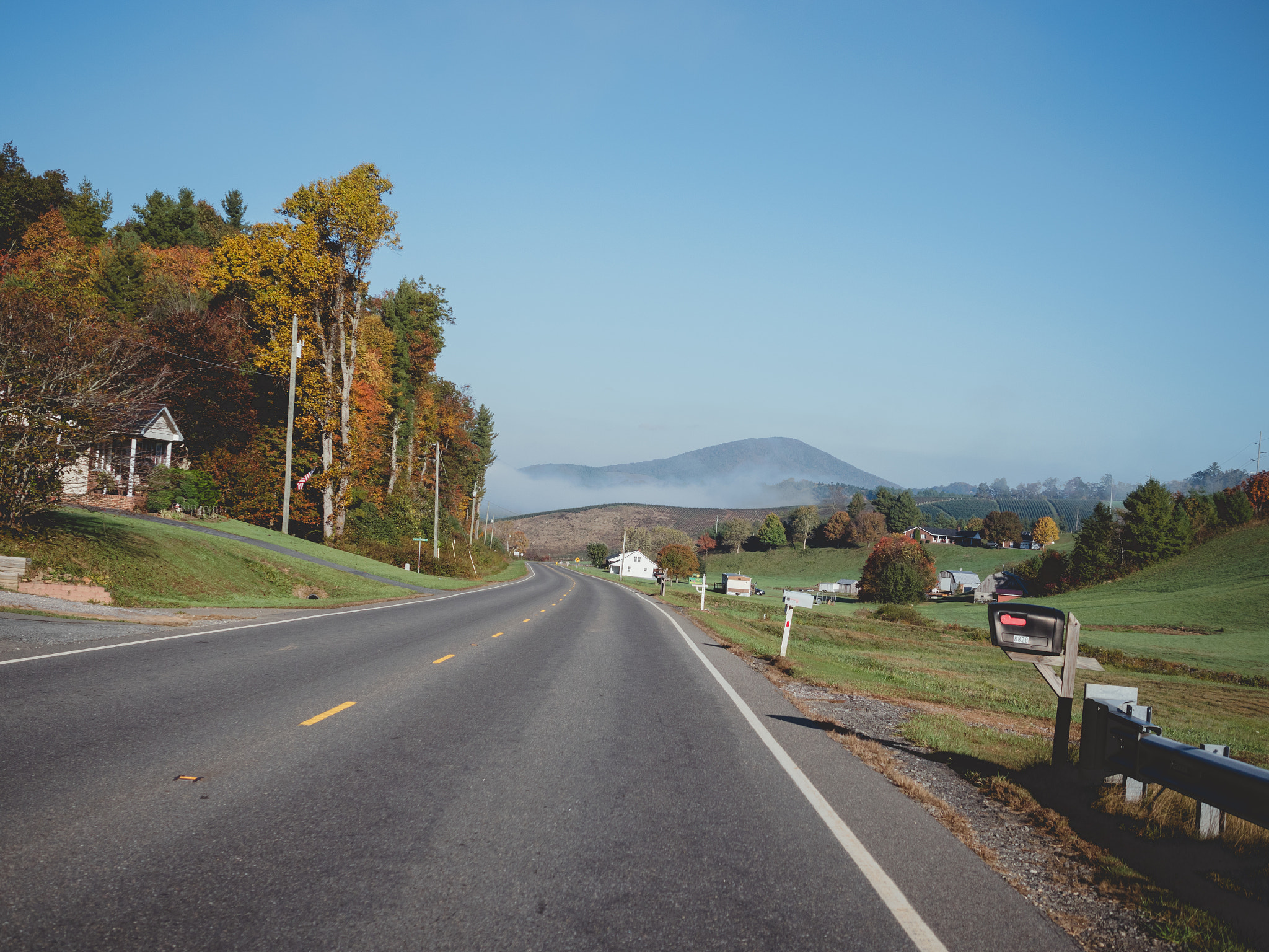Panasonic Lumix DMC-GX8 + Panasonic Leica DG Summilux 25mm F1.4 II ASPH sample photo. Country road photography