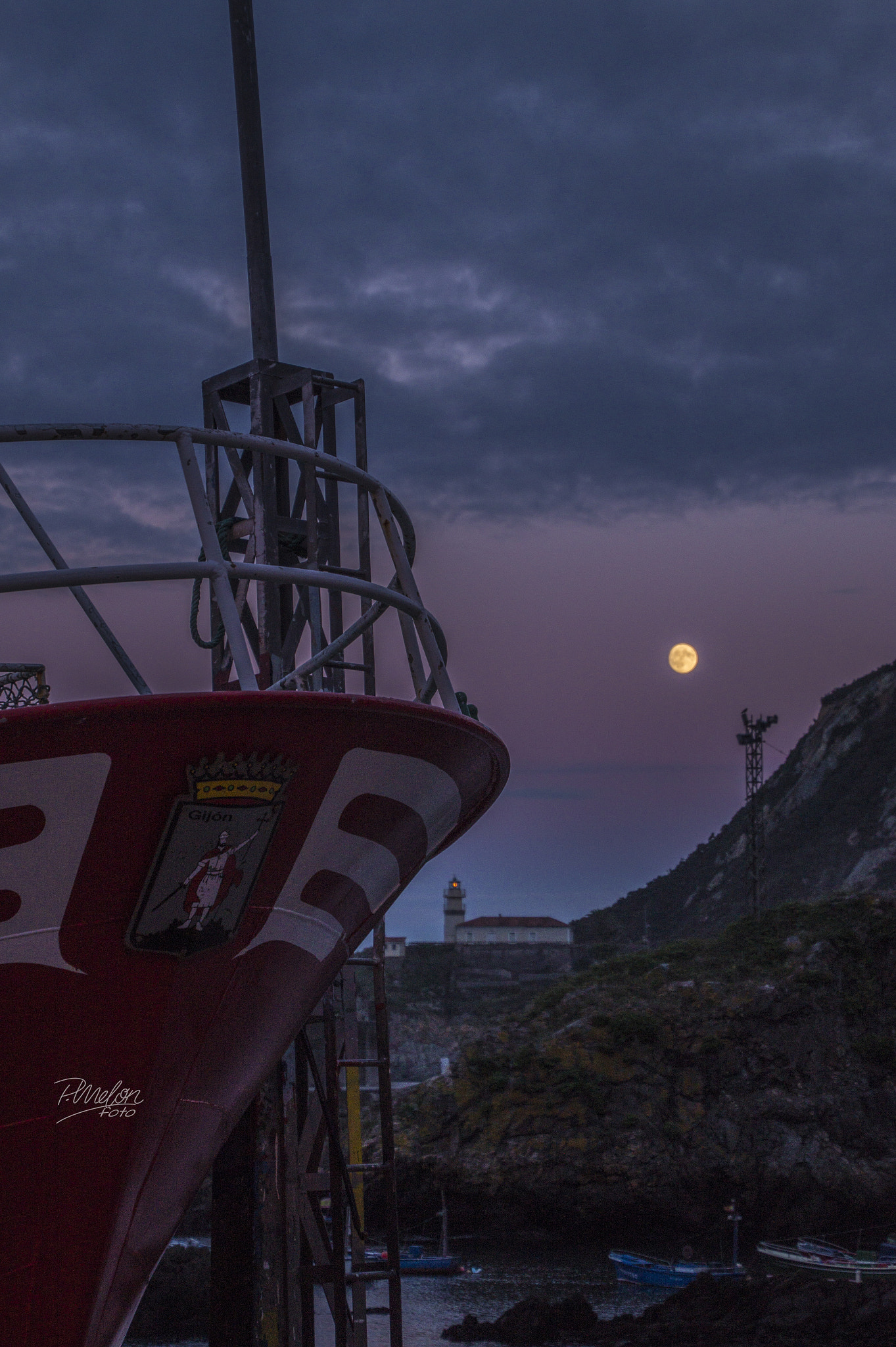 Tamron 16-300mm F3.5-6.3 Di II VC PZD Macro sample photo. Cudillero de noche photography