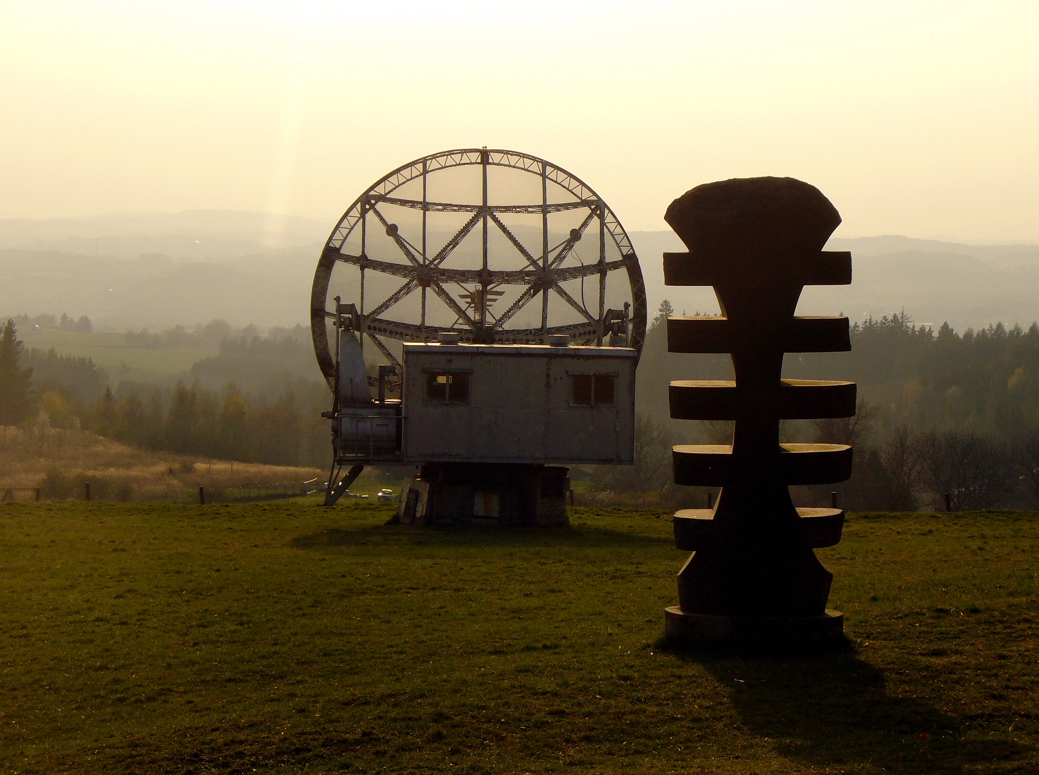 Panasonic DMC-LZ5 sample photo. Statue and radiotelescope photography