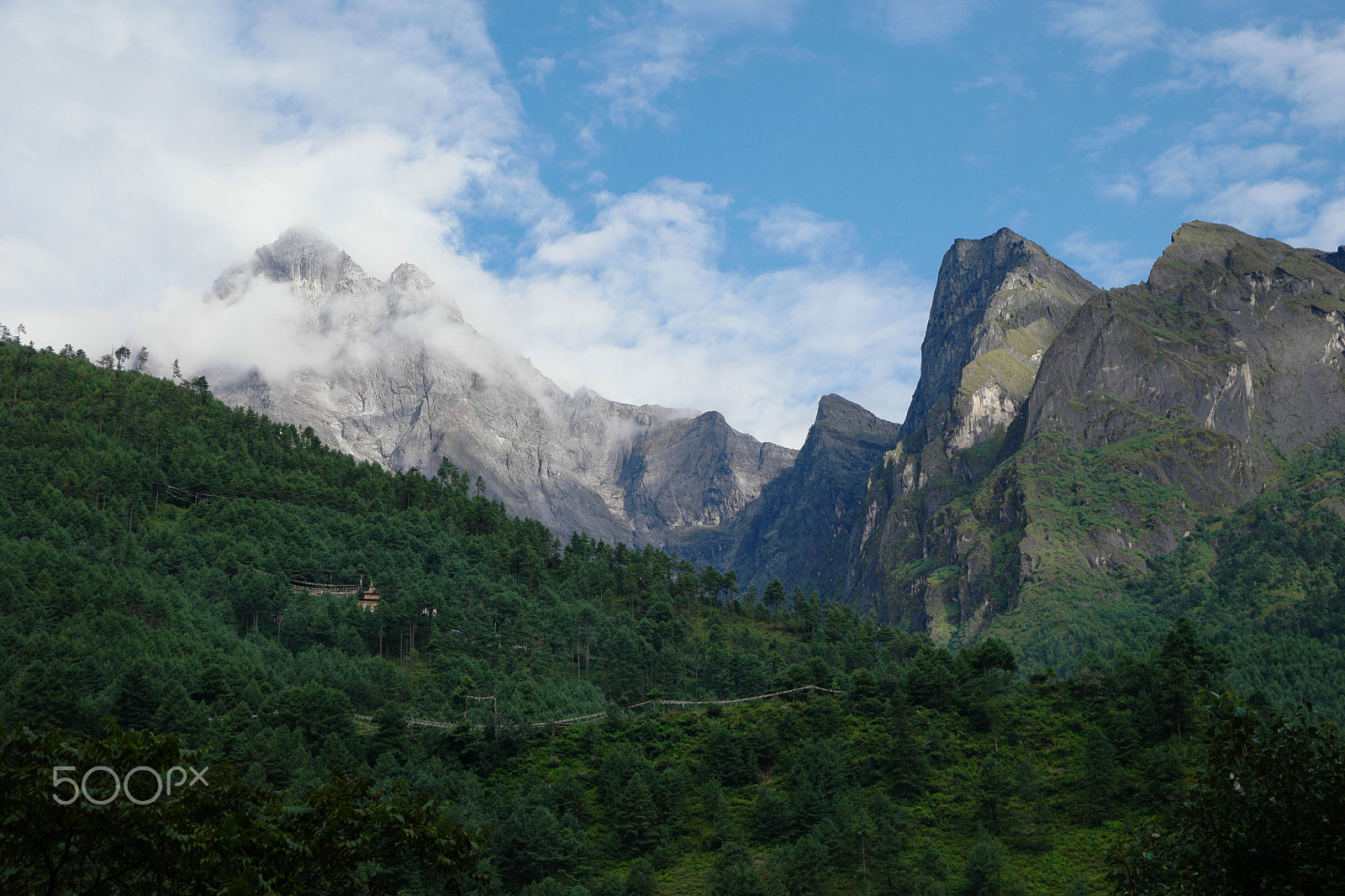Saumsun NX 16-50mm F2-2.8 S ED OIS sample photo. Himalayan trek photography