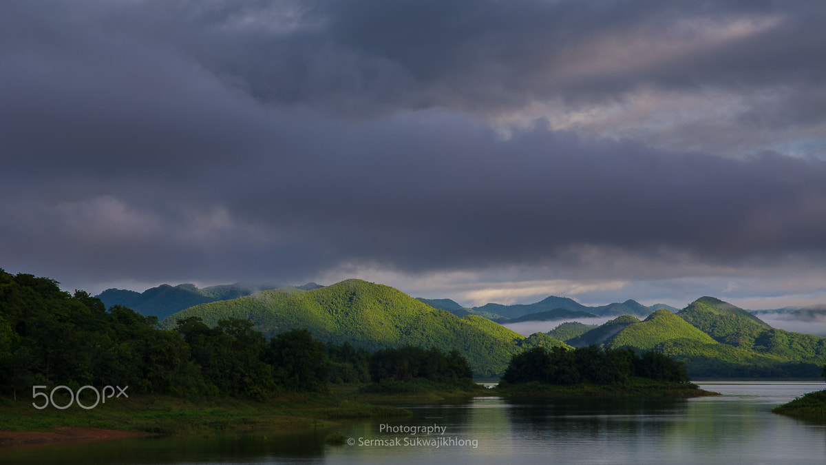 Nikon D5200 + Sigma 17-70mm F2.8-4 DC Macro OS HSM | C sample photo. Rain clouds over the lake in the morning. photography