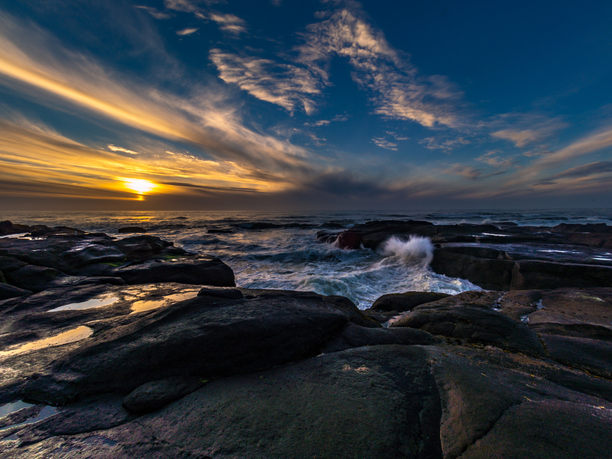 Olympus OM-D E-M5 + Olympus M.Zuiko Digital ED 7-14mm F2.8 PRO sample photo. Yachats sunset photography