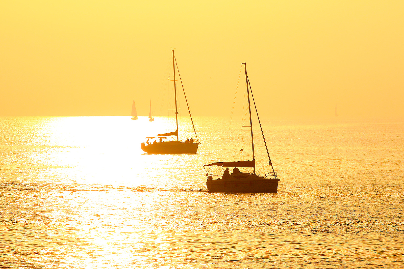 Canon EOS 600D (Rebel EOS T3i / EOS Kiss X5) + Canon EF 70-200mm F4L USM sample photo. Sailing at the golden hour - tel-aviv beach  photography