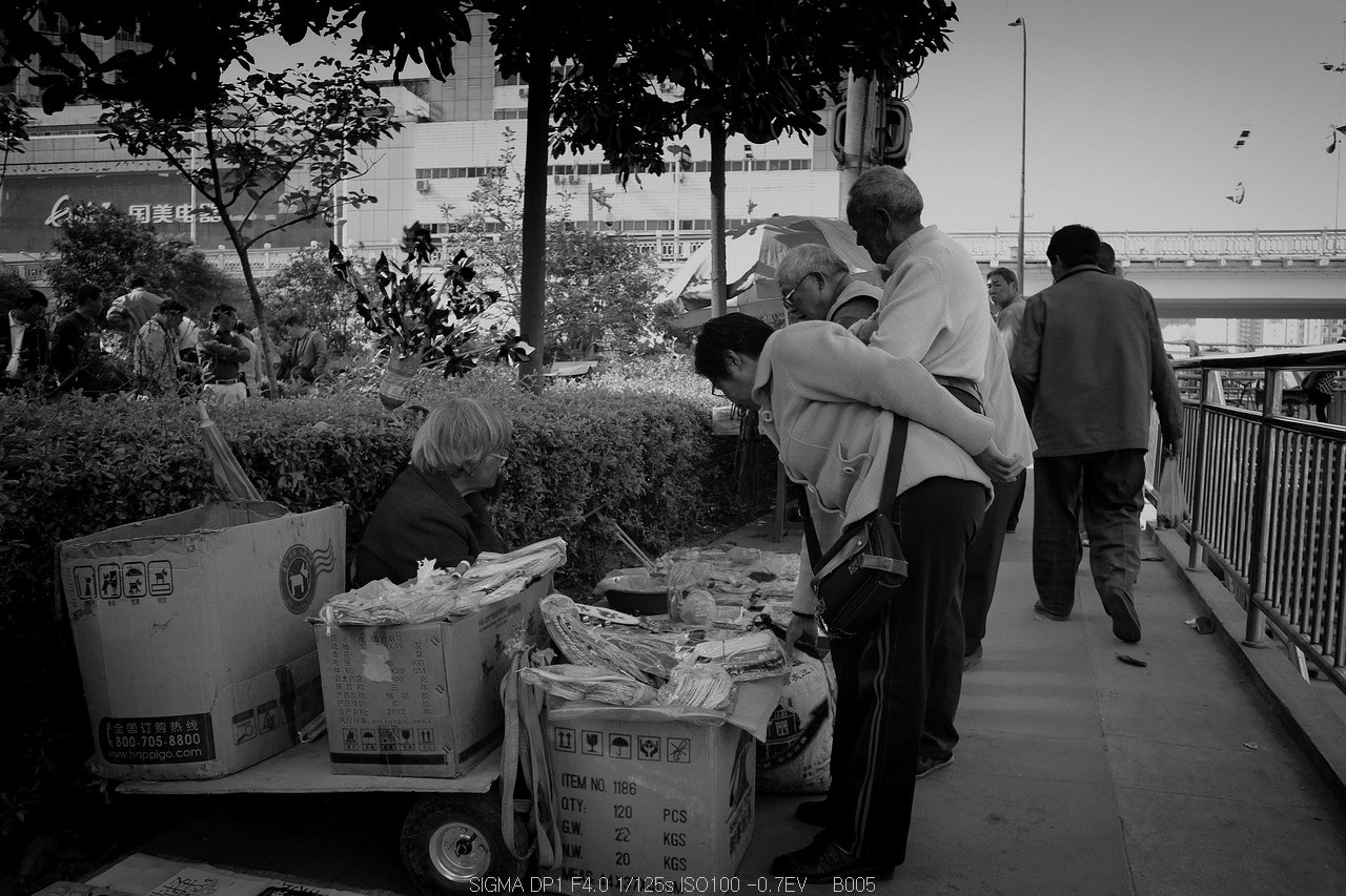 Sigma DP1 sample photo. A street vendor photography