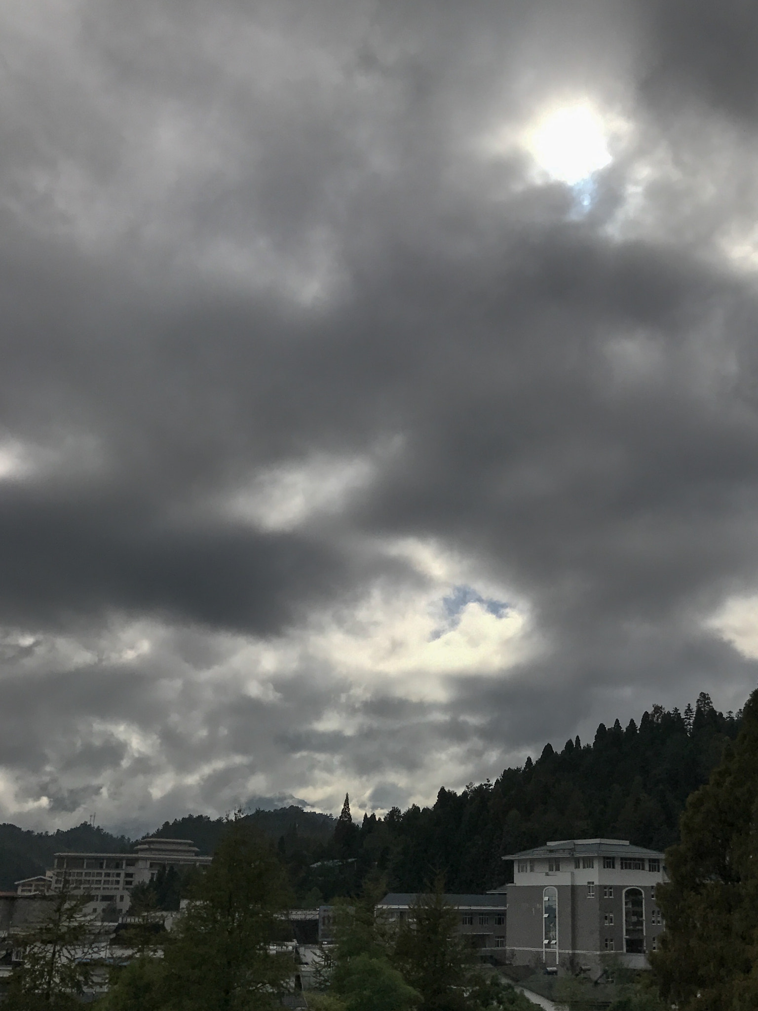 Apple iPhone 7 Plus sample photo. 右上亮云下方一点点是太阳吗？ photography