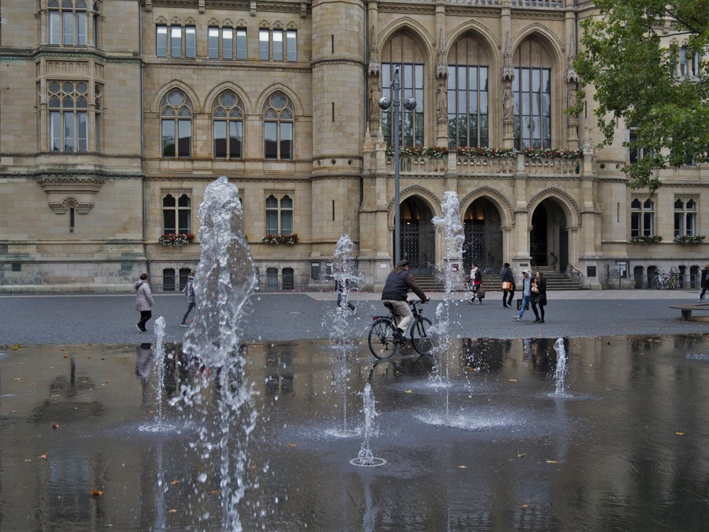 Olympus OM-D E-M5 + Panasonic Lumix G 20mm F1.7 ASPH sample photo. Platz der deutsche einheit mit wasserspiel (begehbar, befahrbar). im hintergrund das alte rathaus. photography