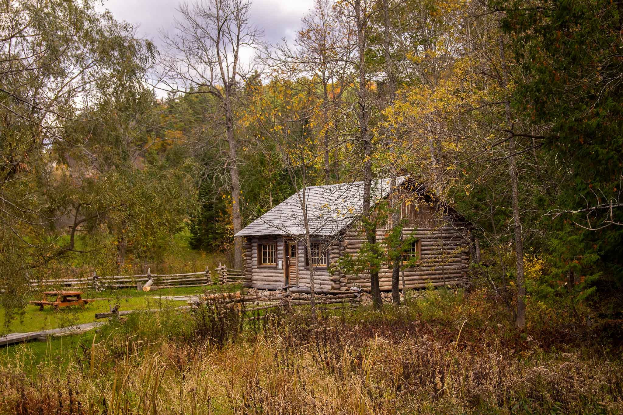 Canon EOS 60D + Sigma 18-50mm f/2.8 Macro sample photo. Log house that fits perfectly with the environment photography