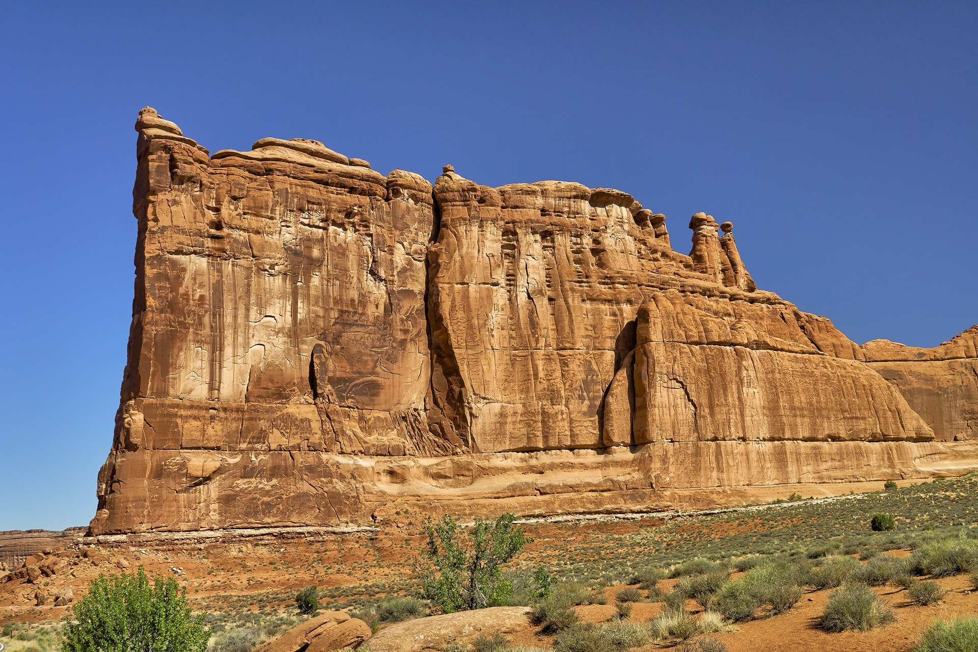 Sony a6300 + Sony FE 24-240mm F3.5-6.3 OSS sample photo. Courthouse rock, arches n.p. photography