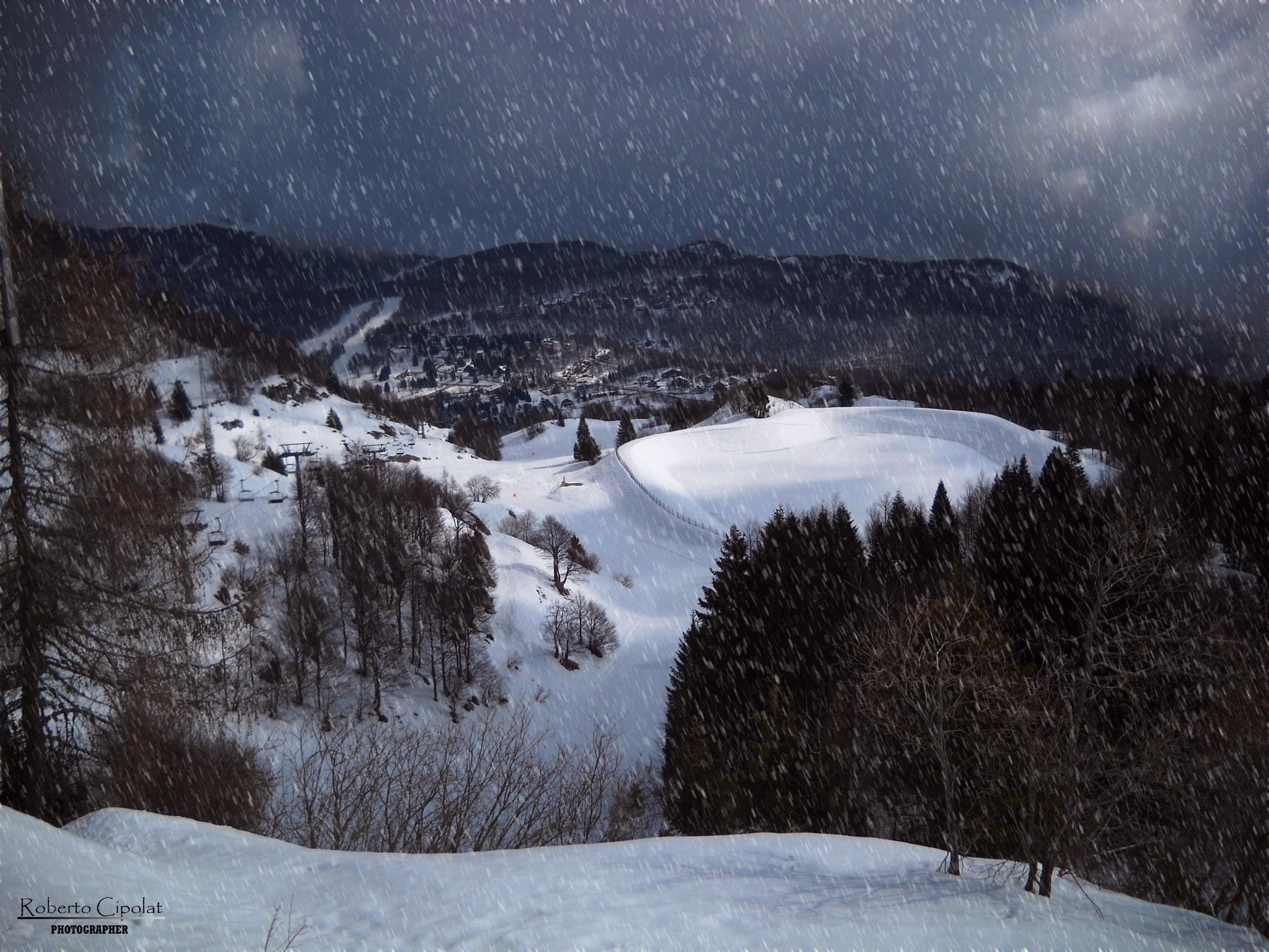 Nikon Coolpix L20 sample photo. Snowing photography
