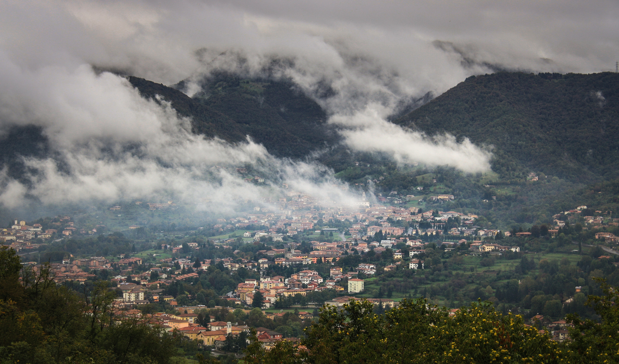 Canon EOS 1000D (EOS Digital Rebel XS / EOS Kiss F) sample photo. Bergamo italy photography