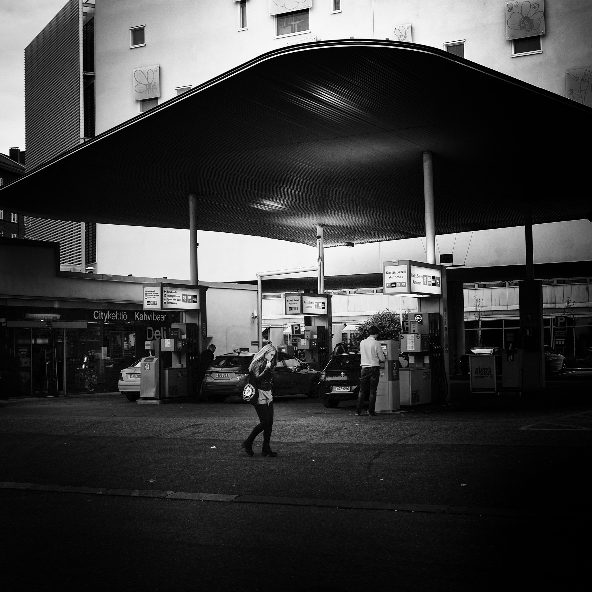 Fujifilm X-E2 + Fujifilm XF 27mm F2.8 sample photo. Gas station photography