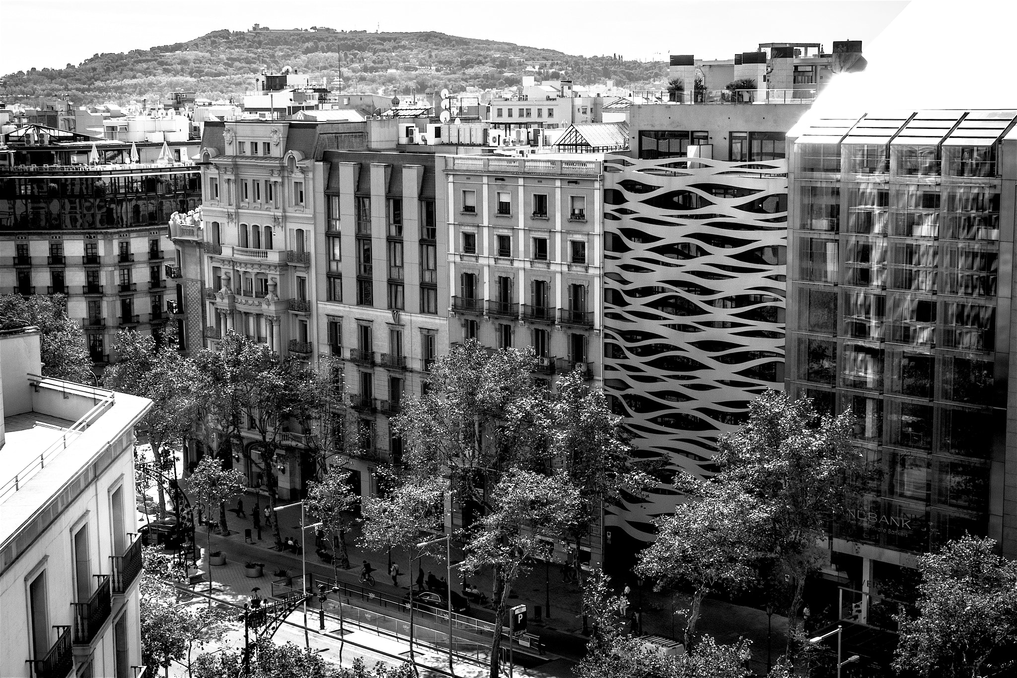 Canon EF 75-300mm F4.0-5.6 IS USM sample photo. Carrers de barcelona (pg de gràcia) photography