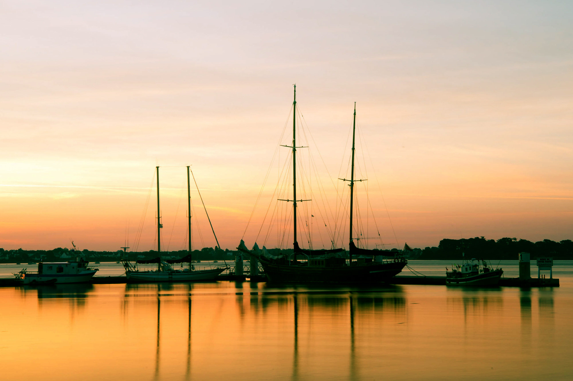 Nikon AF Nikkor 24-85mm F2.8-4D IF sample photo. Bateaux matinaux photography