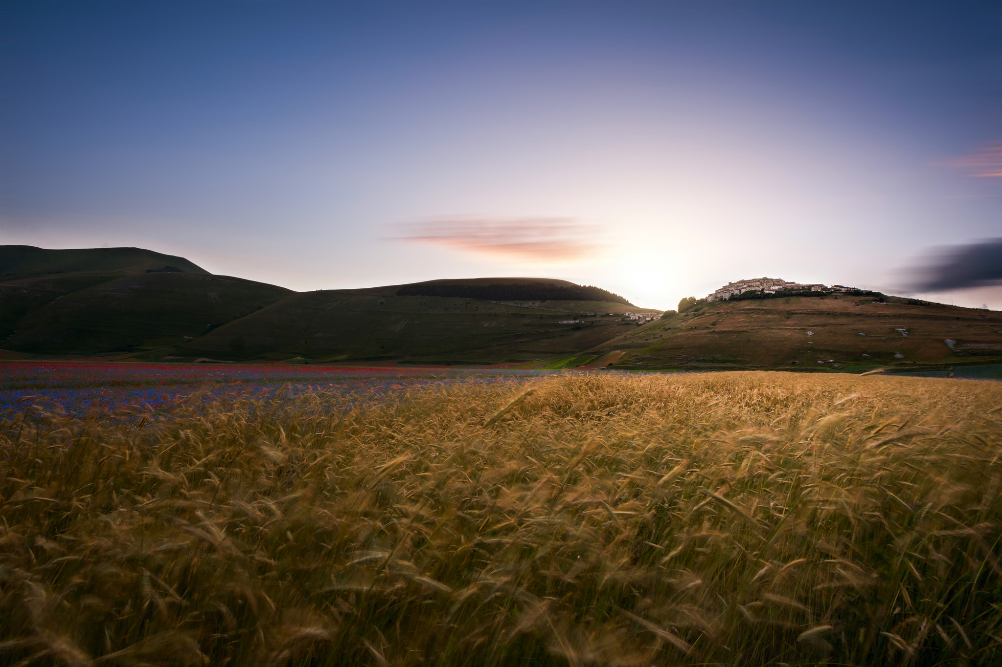 Canon EOS 30D sample photo. Vento su castelluccio di norcia photography