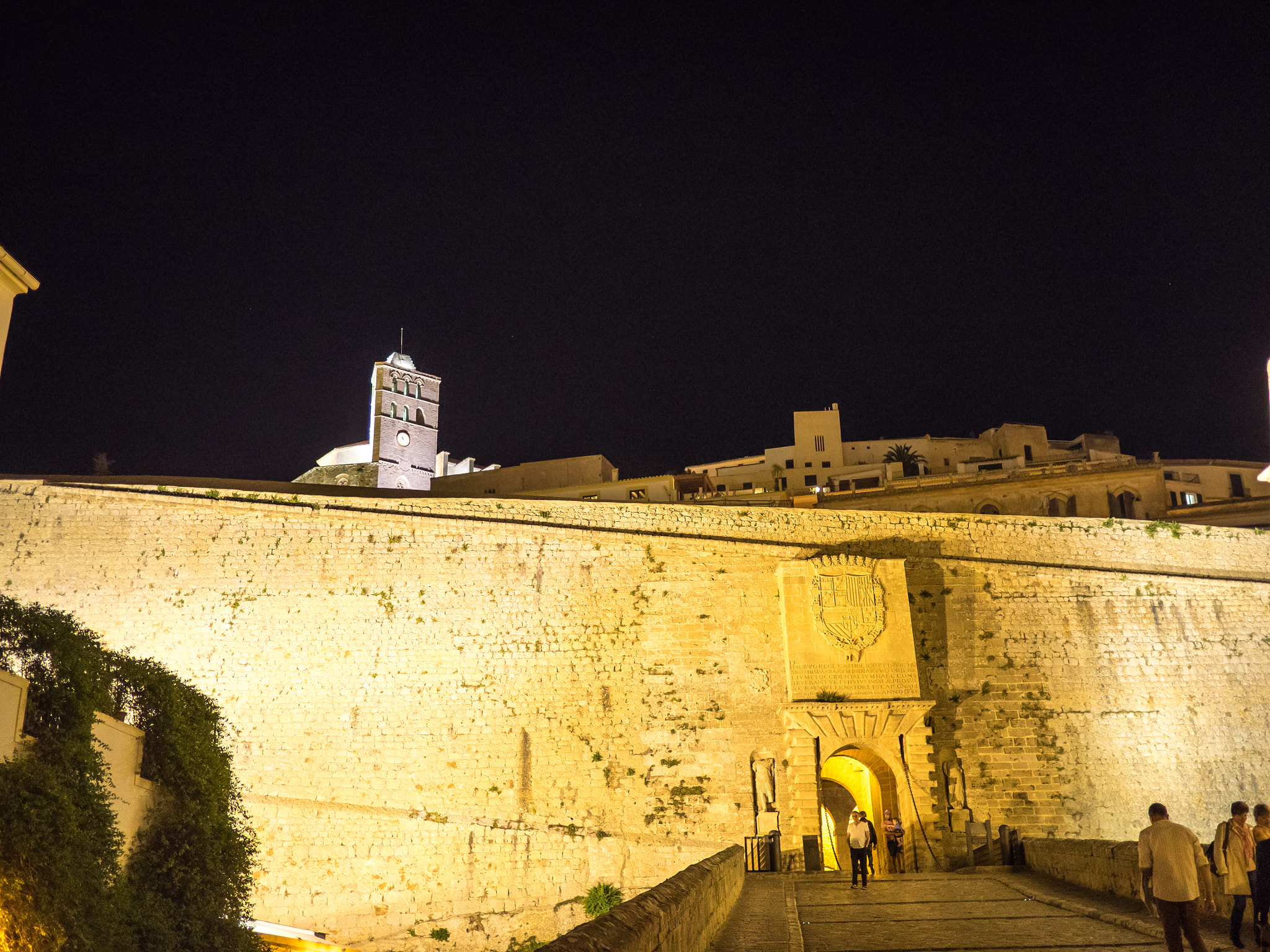 Olympus OM-D E-M1 + Panasonic Lumix G 20mm F1.7 ASPH sample photo. Entry to ibiza old town photography