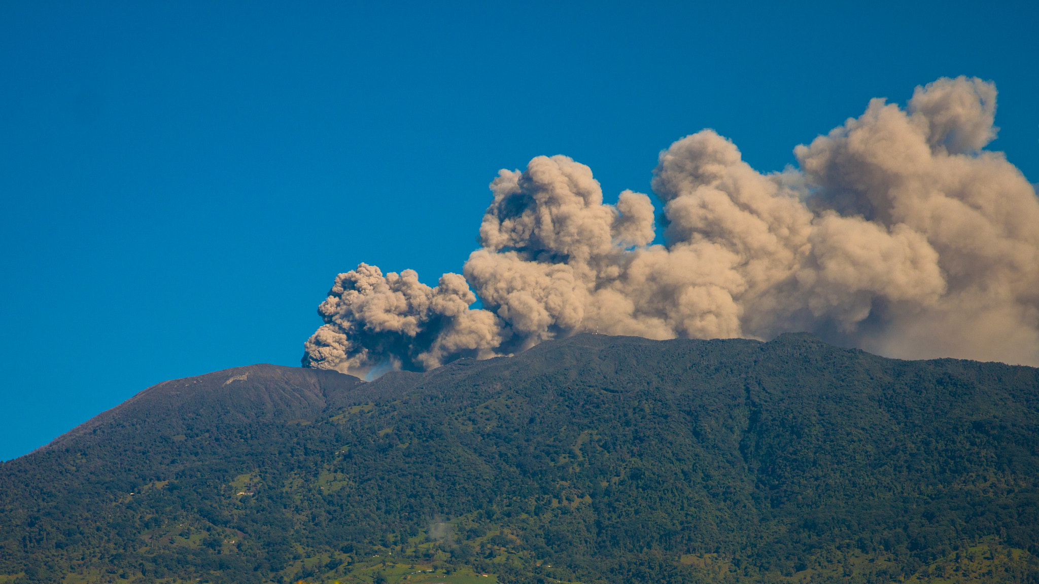 Canon EF 28-135mm F3.5-5.6 IS USM sample photo. Eruption october 20th photography