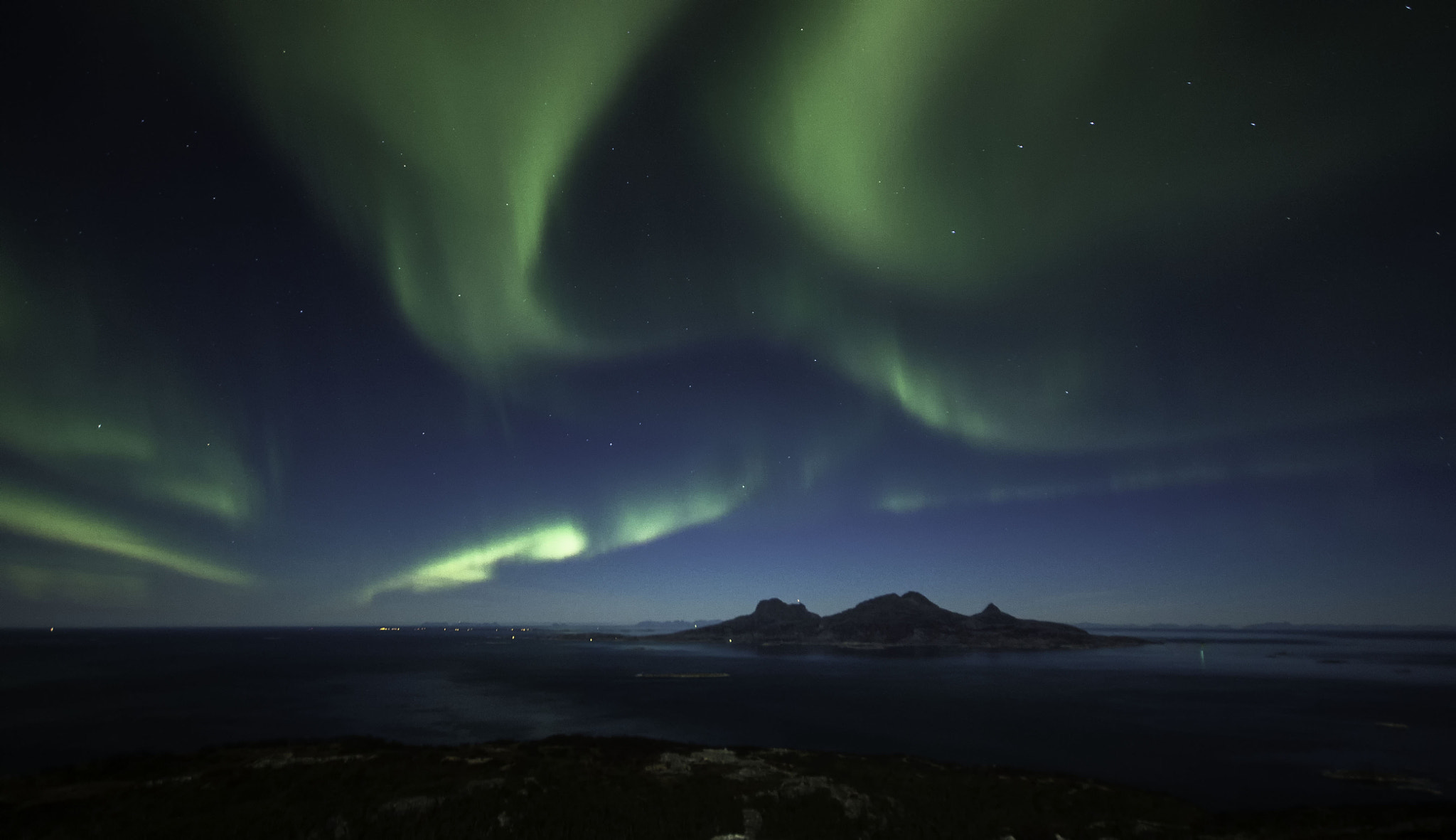 Canon EOS 450D (EOS Rebel XSi / EOS Kiss X2) + Sigma 10-20mm F4-5.6 EX DC HSM sample photo. Aurora over ocean photography