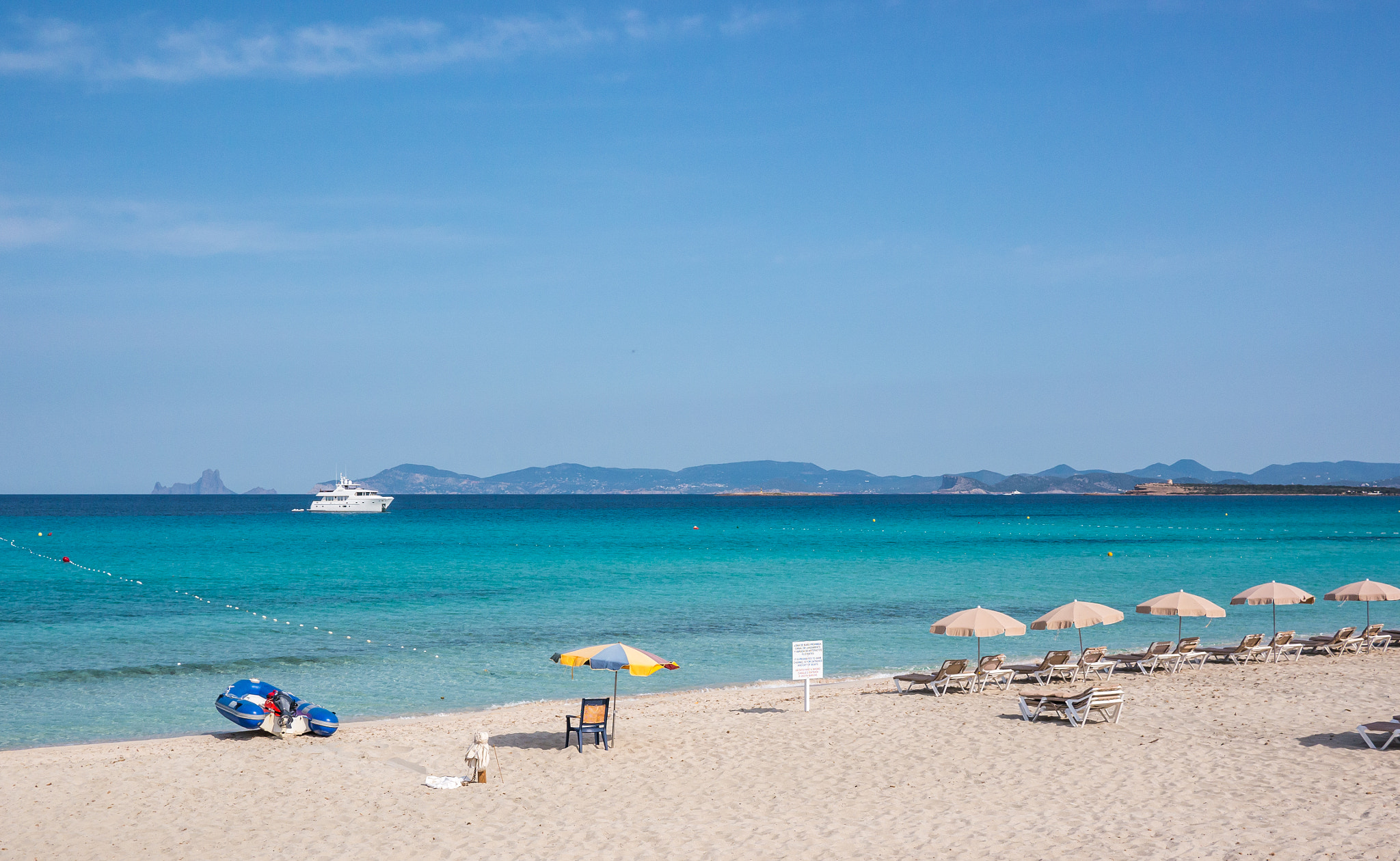 Panasonic Lumix DMC-G5 + Panasonic Lumix G 20mm F1.7 ASPH sample photo. White sand in ses illetes beach photography