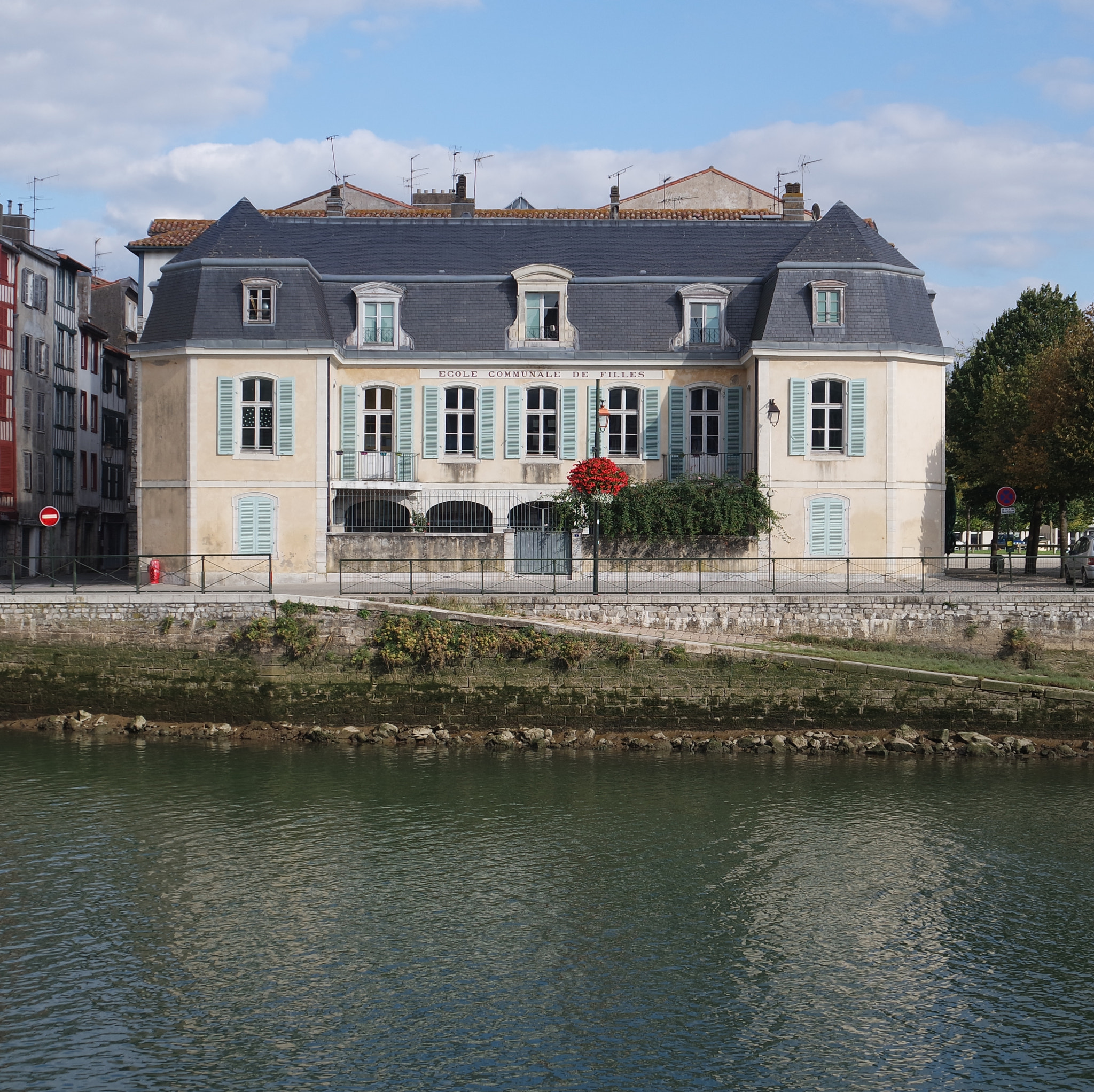 Samsung NX 16-50mm F3.5-5.6 Power Zoom ED OIS sample photo. "École communale de filles" photography