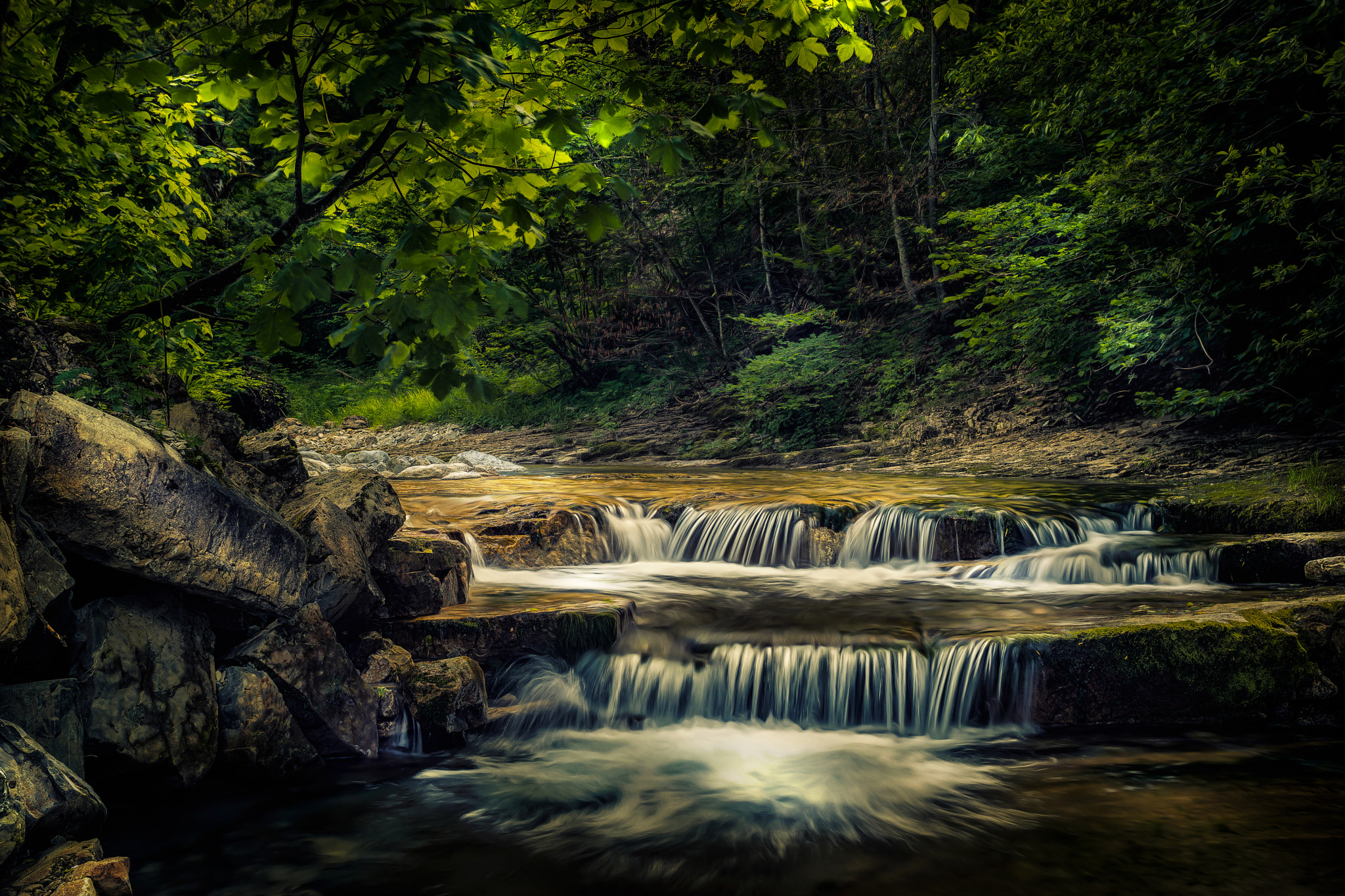 Nikon D7100 + AF Nikkor 28mm f/2.8 sample photo. Between the rocks and the sea | lämmerbach photography