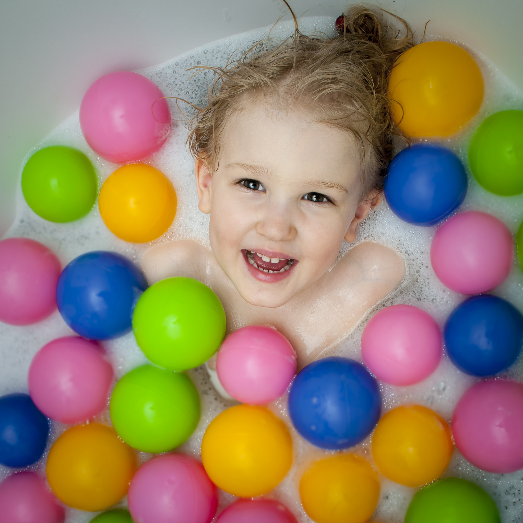 Nikon D300 sample photo. Small girl and colored balls photography