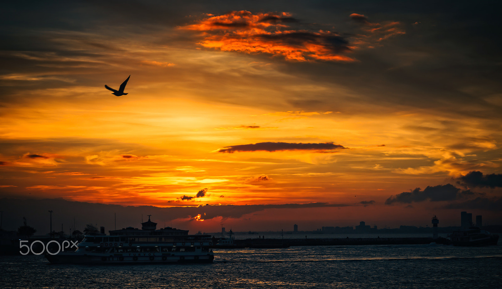 Sony Planar T* 85mm F1.4 ZA sample photo. Sunset in istanbul photography