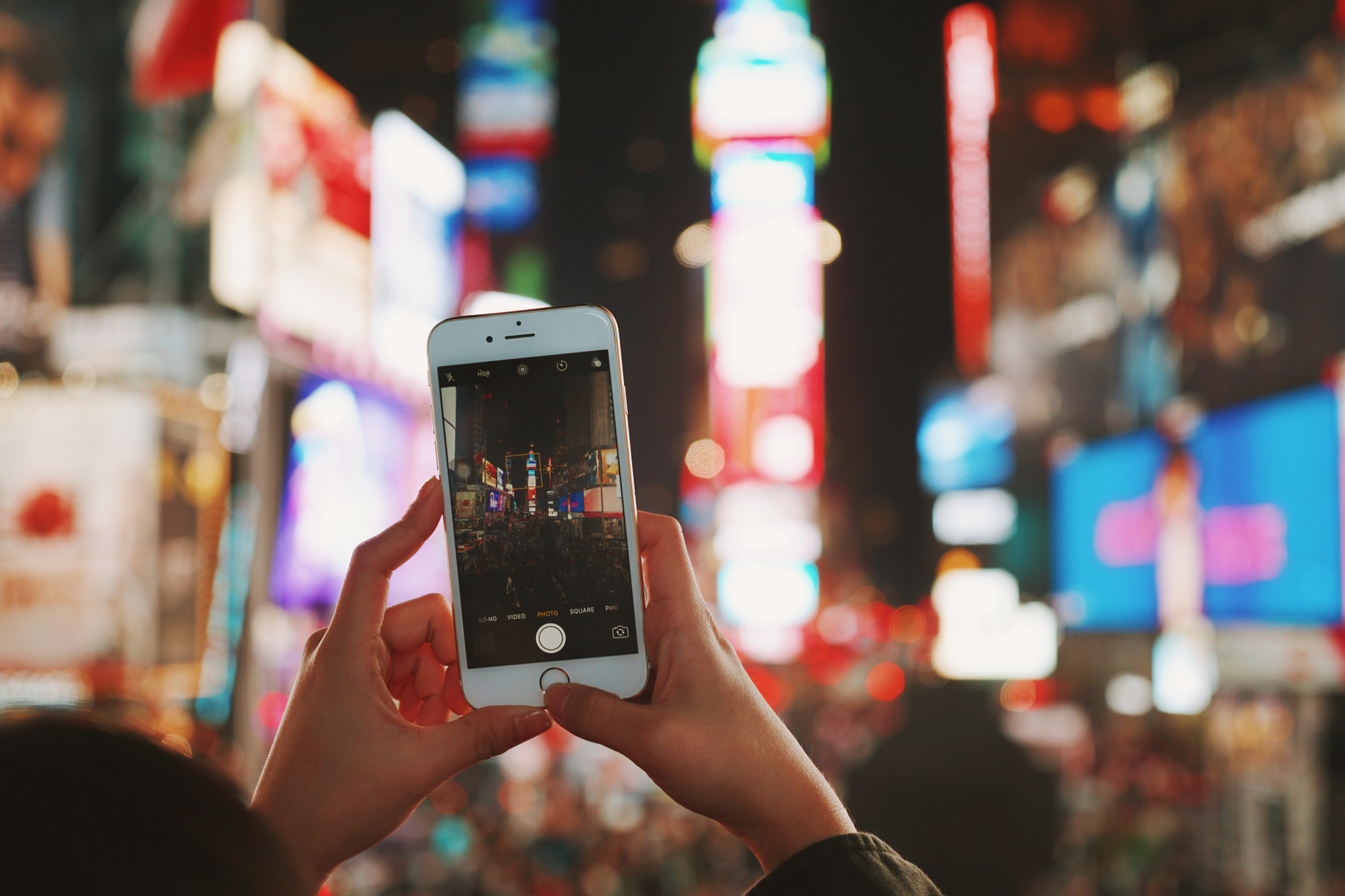 Sony a7 II + Sony Vario Tessar T* FE 24-70mm F4 ZA OSS sample photo. Times square photography