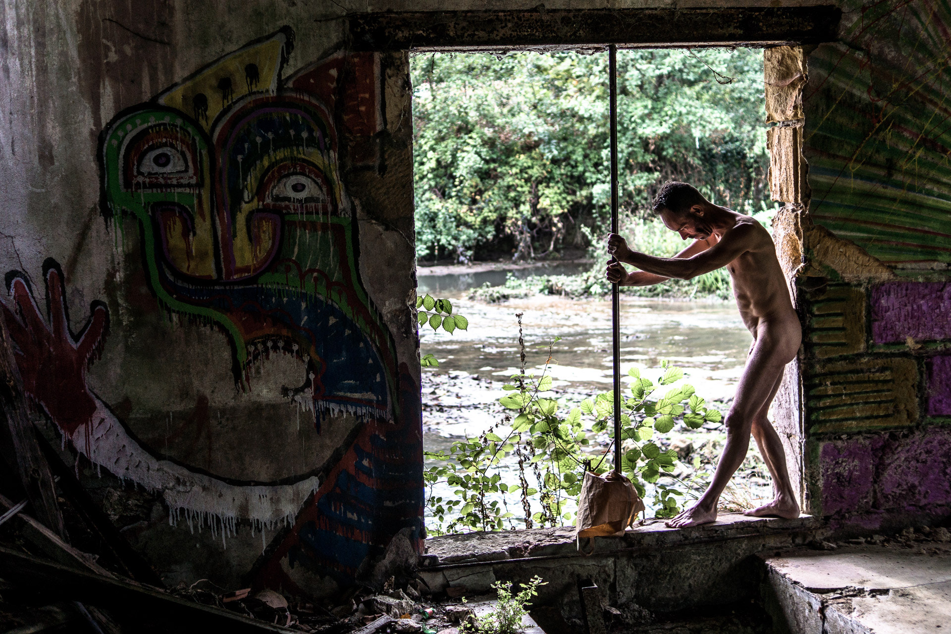 Sony SLT-A77 + Sony DT 35mm F1.8 SAM sample photo. Le squat suite  photography