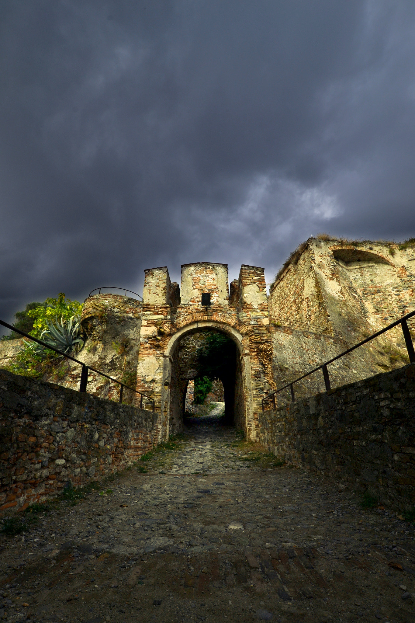 Nikon D3100 + Sigma 10-20mm F3.5 EX DC HSM sample photo. Welcome in the castle ... photography