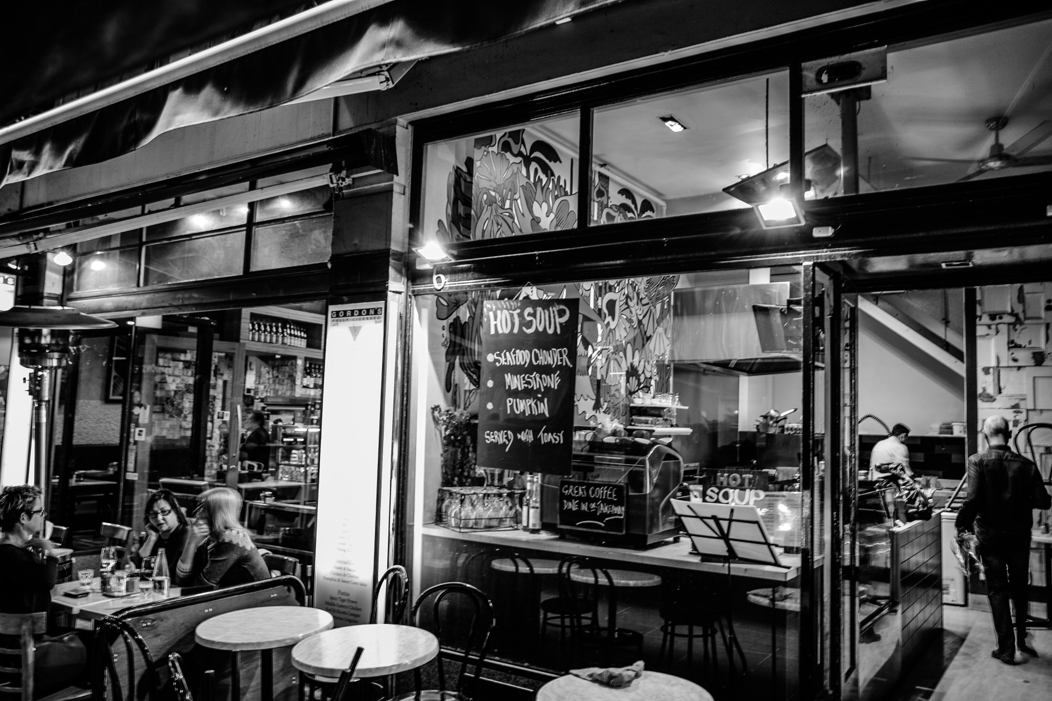 Summilux-M 1:1.4/28 ASPH. sample photo. A italian bar near central station photography