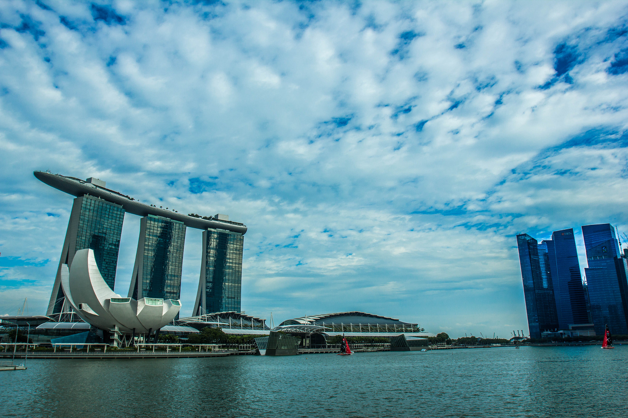 Canon EOS 550D (EOS Rebel T2i / EOS Kiss X4) + Canon EF 16-35mm F2.8L USM sample photo. Marina bay photography