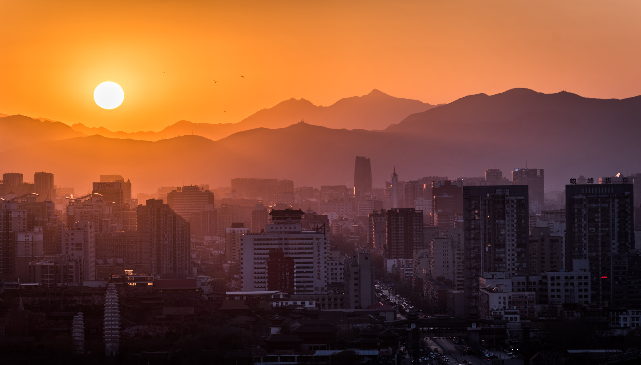 Nikon D750 + AF Nikkor 70-210mm f/4-5.6 sample photo. Sunset in the city photography