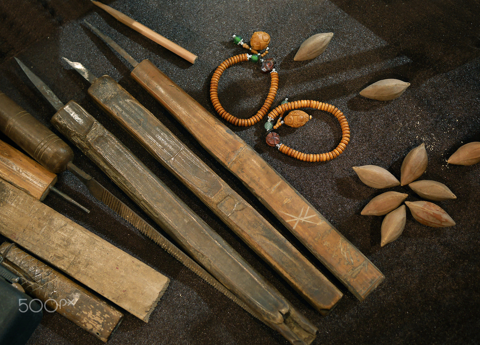 Panasonic Lumix DMC-GX7 + Panasonic Lumix G Macro 30mm F2.8 ASPH Mega OIS sample photo. Olive carving tools photography