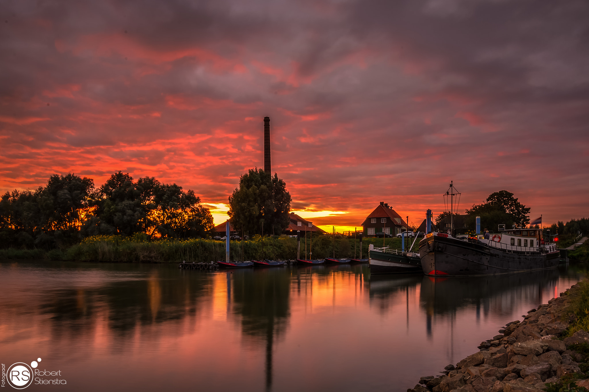 Tokina AT-X Pro 12-24mm F4 (IF) DX sample photo. Under a red sky photography