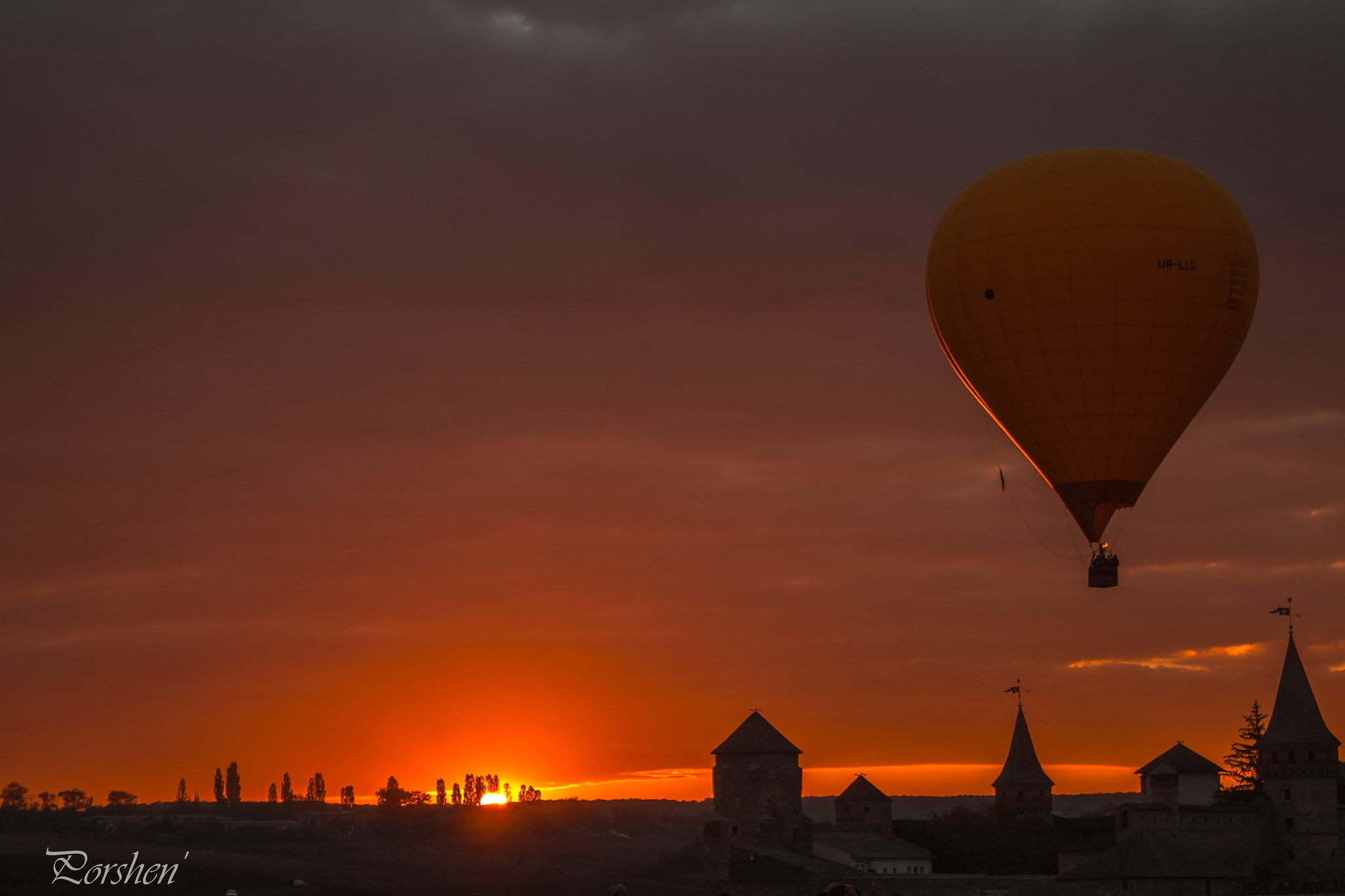 Canon EOS 500D (EOS Rebel T1i / EOS Kiss X3) sample photo. Balloon on sunset photography