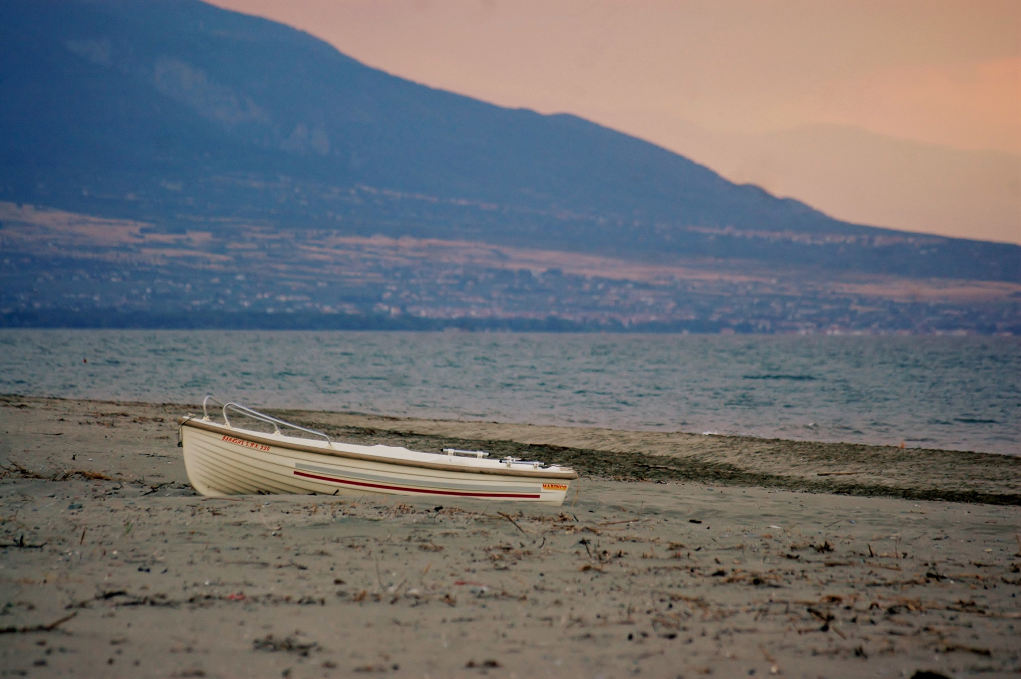 Nikon D70s + Sigma 70-300mm F4-5.6 APO Macro Super II sample photo. Autumn seas photography