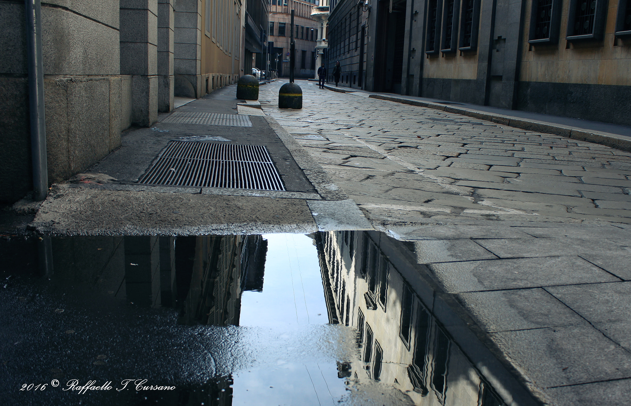 Canon EOS 100D (EOS Rebel SL1 / EOS Kiss X7) sample photo. Milano reflection. photography