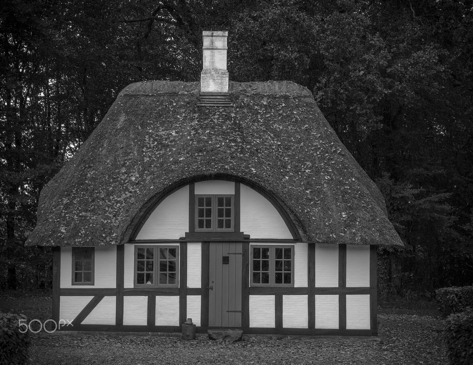 Canon EOS 1200D (EOS Rebel T5 / EOS Kiss X70 / EOS Hi) + Tamron SP 35mm F1.8 Di VC USD sample photo. Cottage in the woods photography