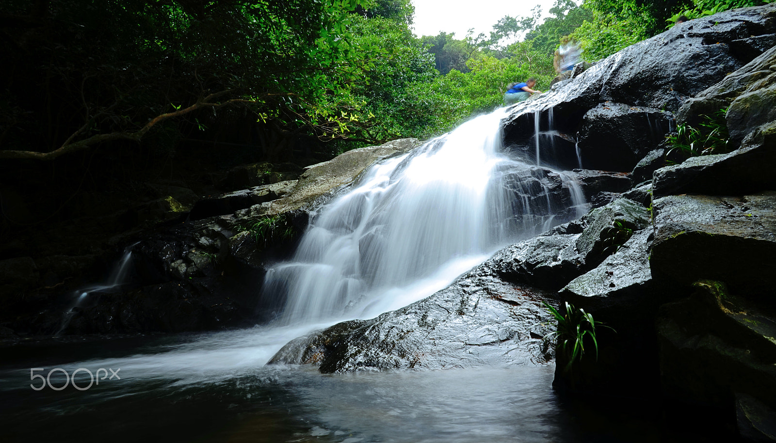 Sony a7 + FE 21mm F2.8 sample photo. 65. waterfall hidden in city photography