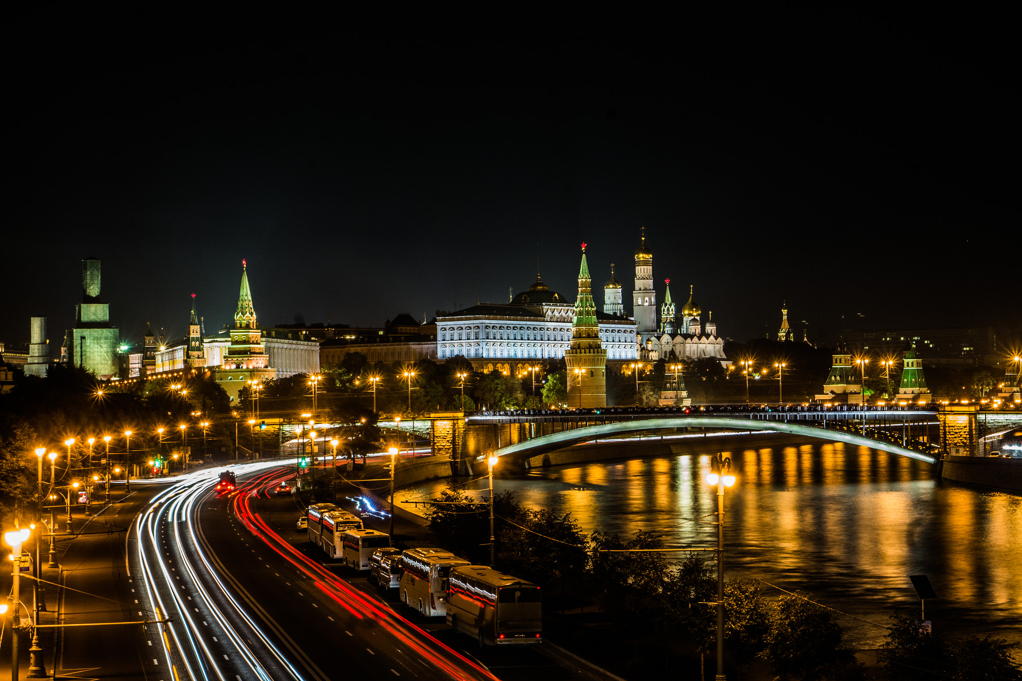 Samsung NX1000 + Samsung NX 16-50mm F3.5-5.6 Power Zoom ED OIS sample photo. Moscow night photography