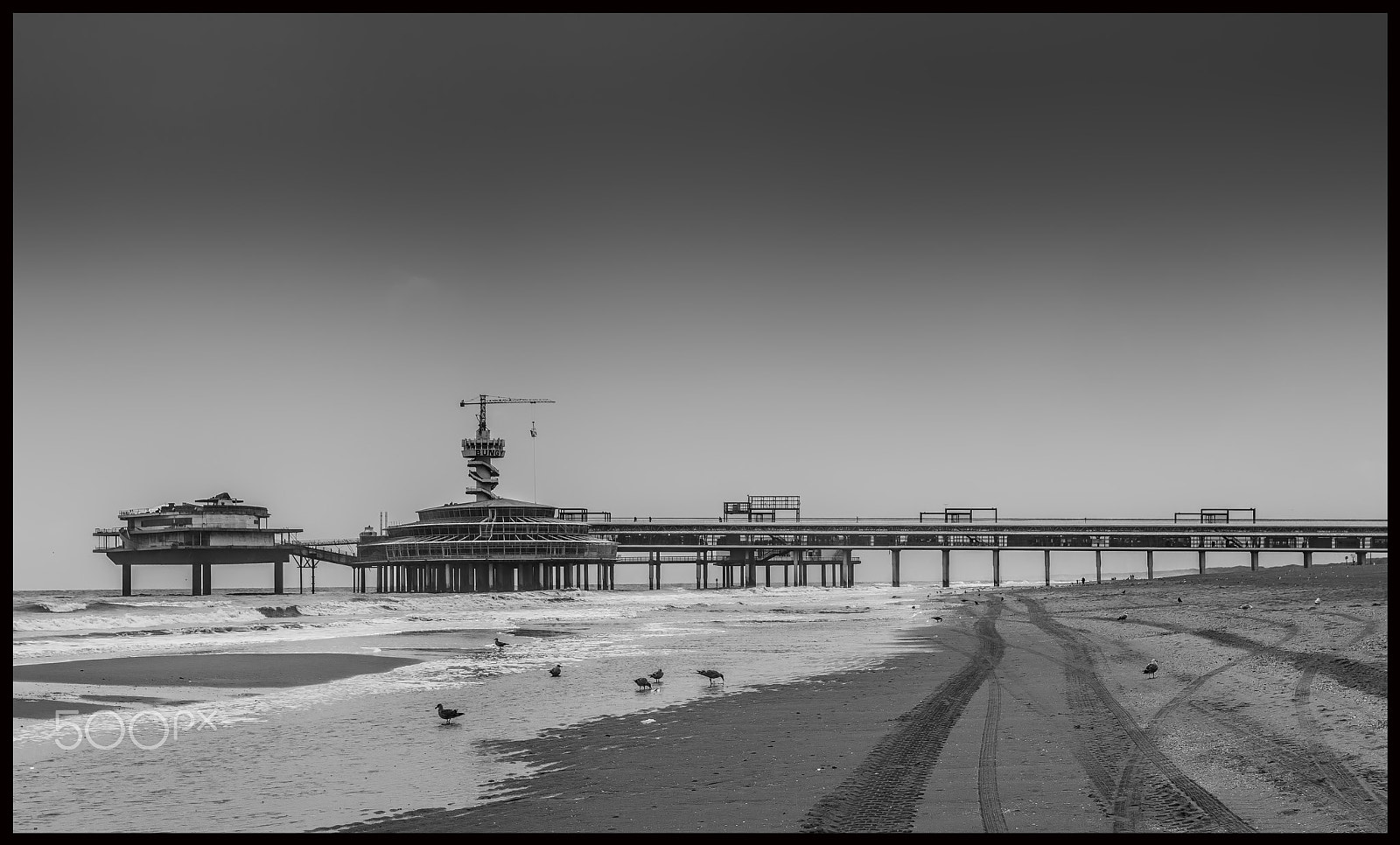 Canon EOS 500D (EOS Rebel T1i / EOS Kiss X3) + Canon EF 24-70mm F2.8L USM sample photo. Scheveningen pier photography