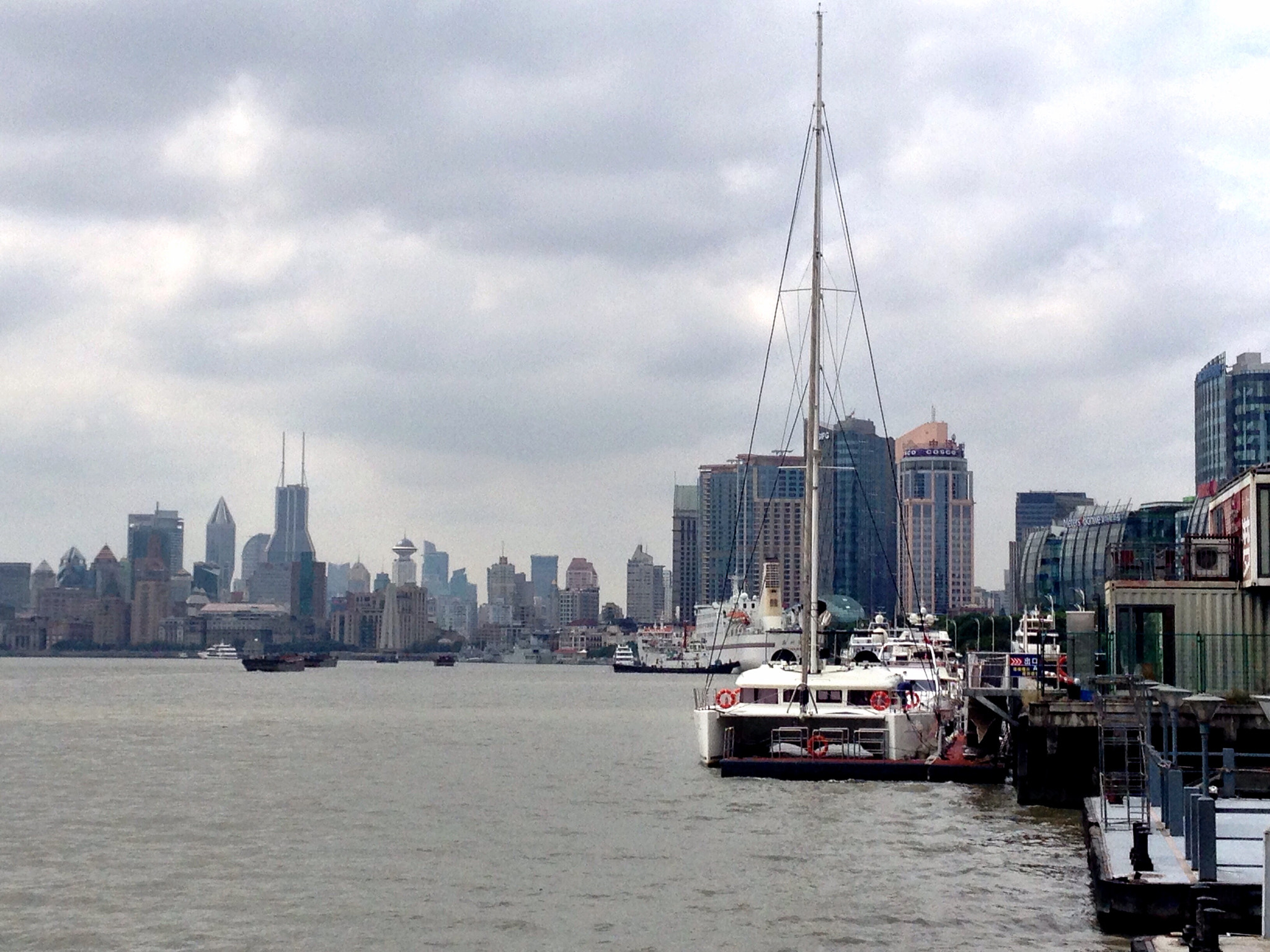 Apple iPhone5,2 sample photo. Huangpu river 黄浦江 photography