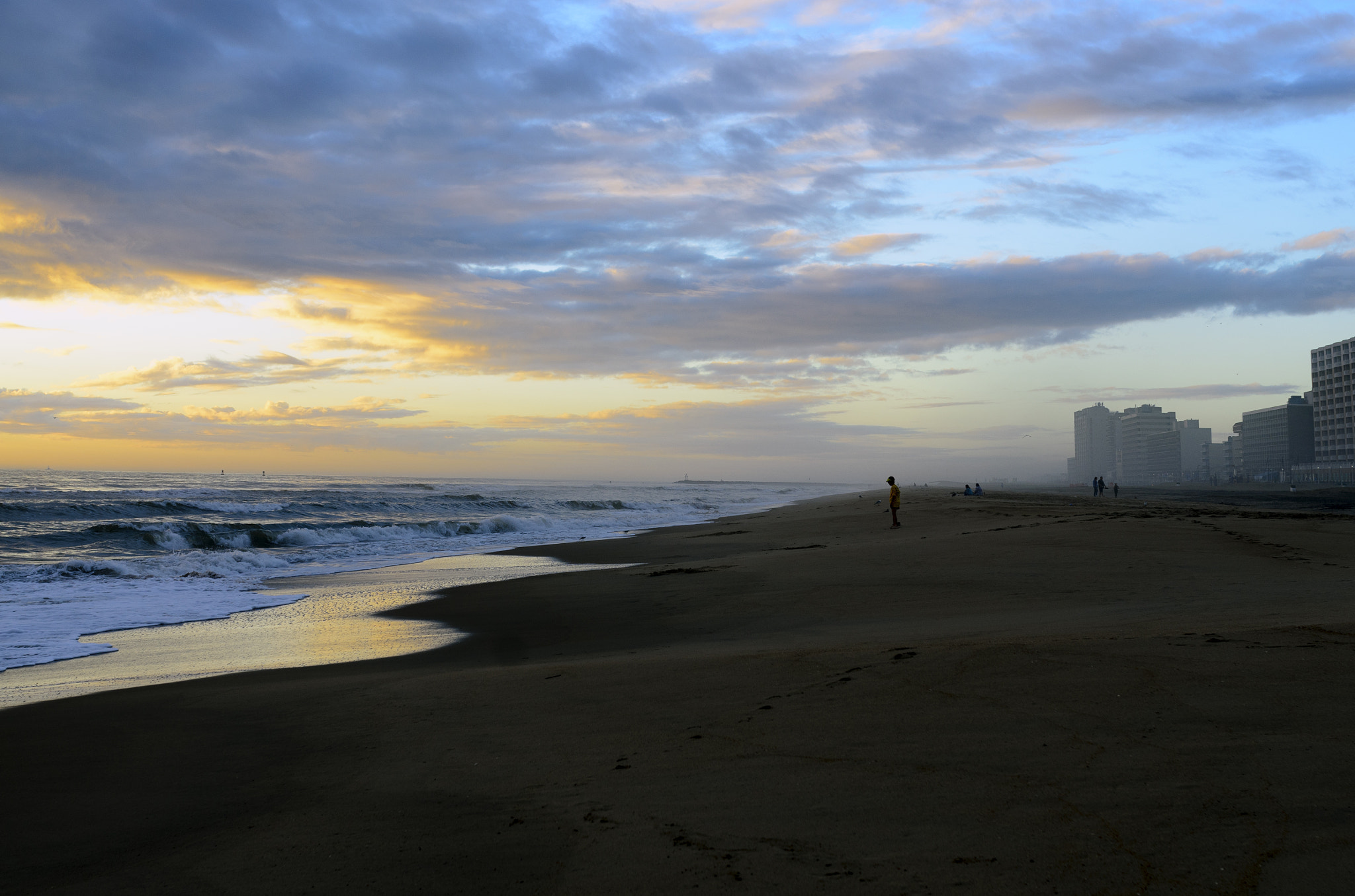Nikon D7000 + Sigma 35mm F1.4 DG HSM Art sample photo. Good morning virginia beach photography