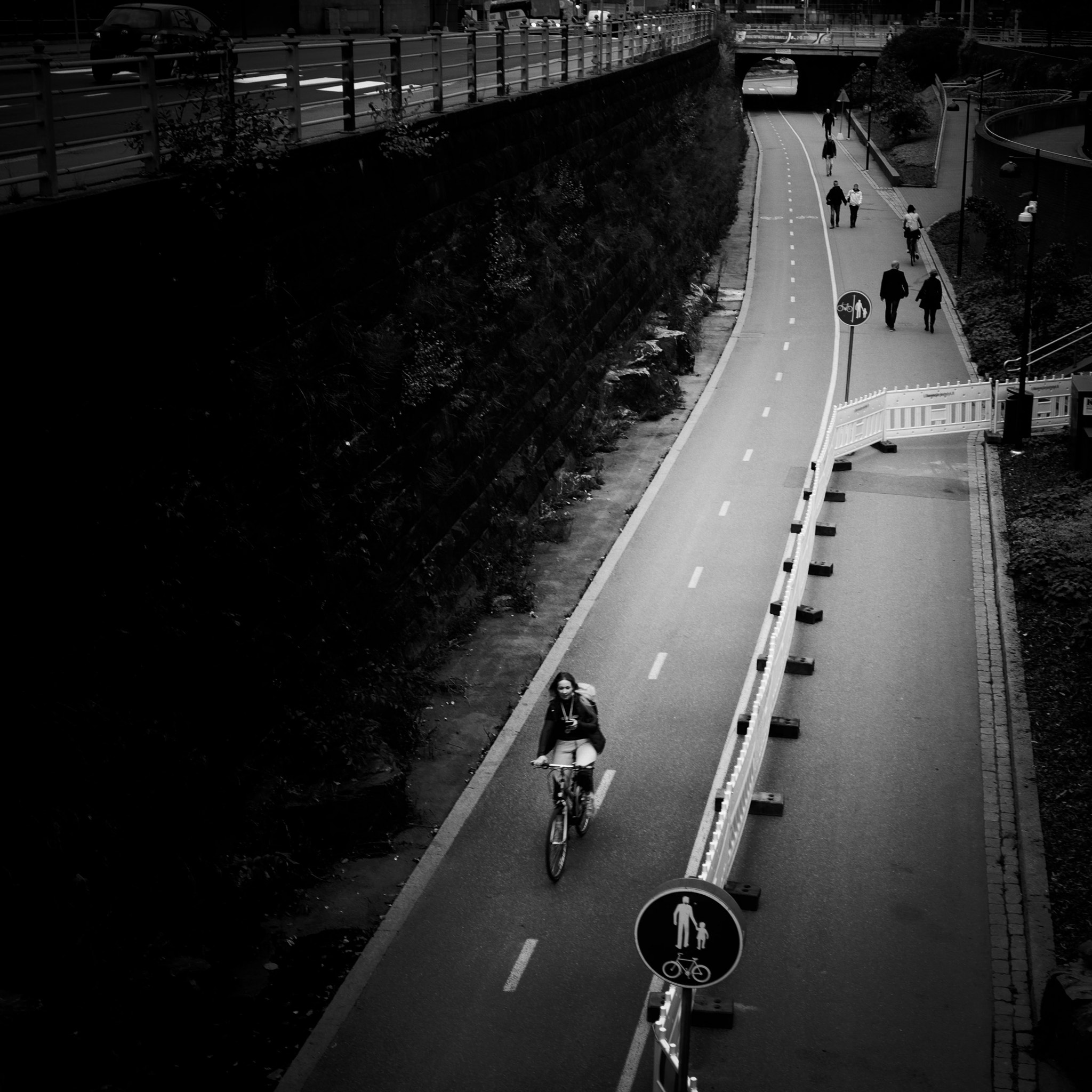 Fujifilm X-E2 + Fujifilm XF 27mm F2.8 sample photo. Bicycle lane photography