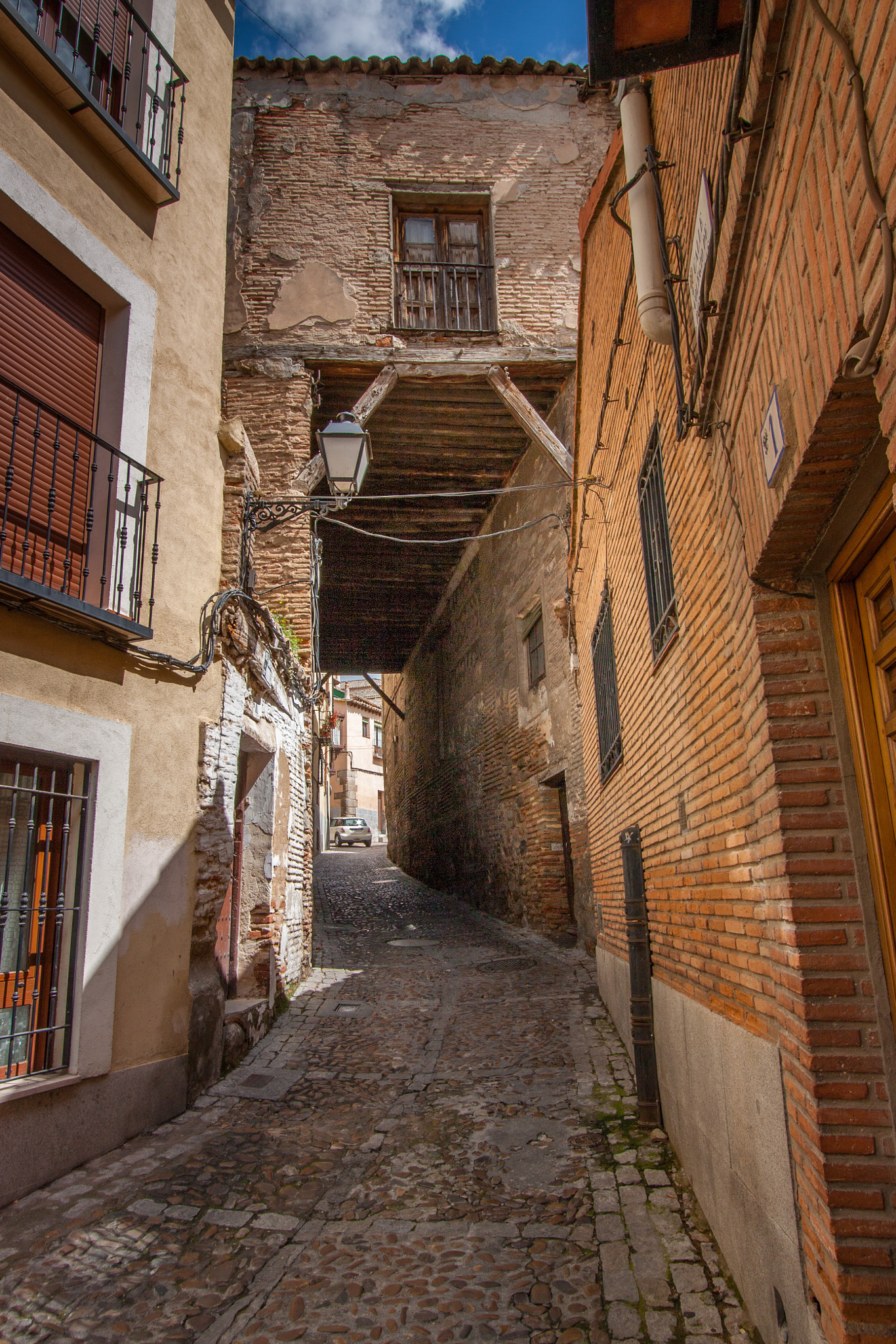 Canon EOS 450D (EOS Rebel XSi / EOS Kiss X2) sample photo. Narrow alley in toledo, spain. photography