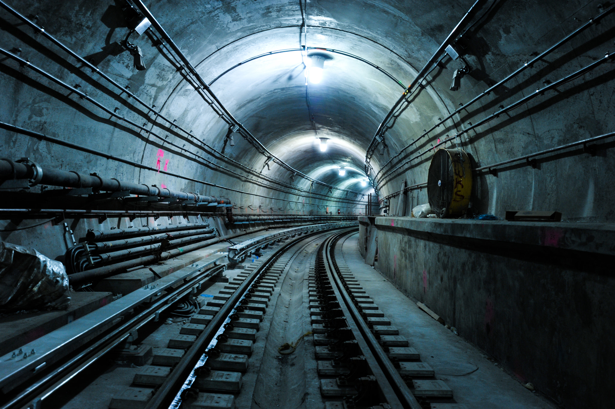 Nikon D3S + Tokina AT-X 17-35mm F4 Pro FX sample photo. Nyc subway photography